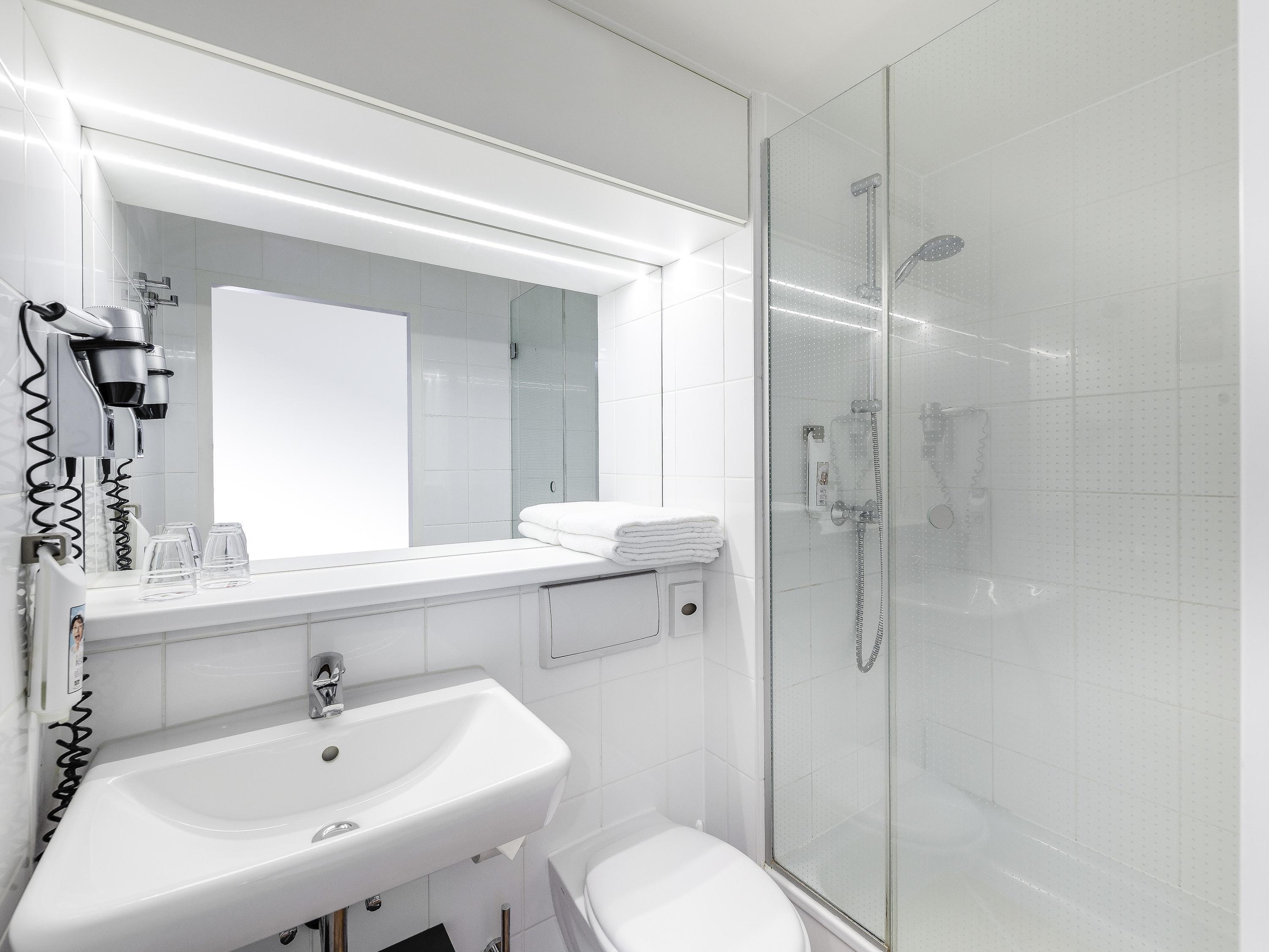 ibis Frankfurt Messe West Room Type - Room with 1 double bed (63 x 79 inches [160 x 200 cm]), new sleep-easy concept