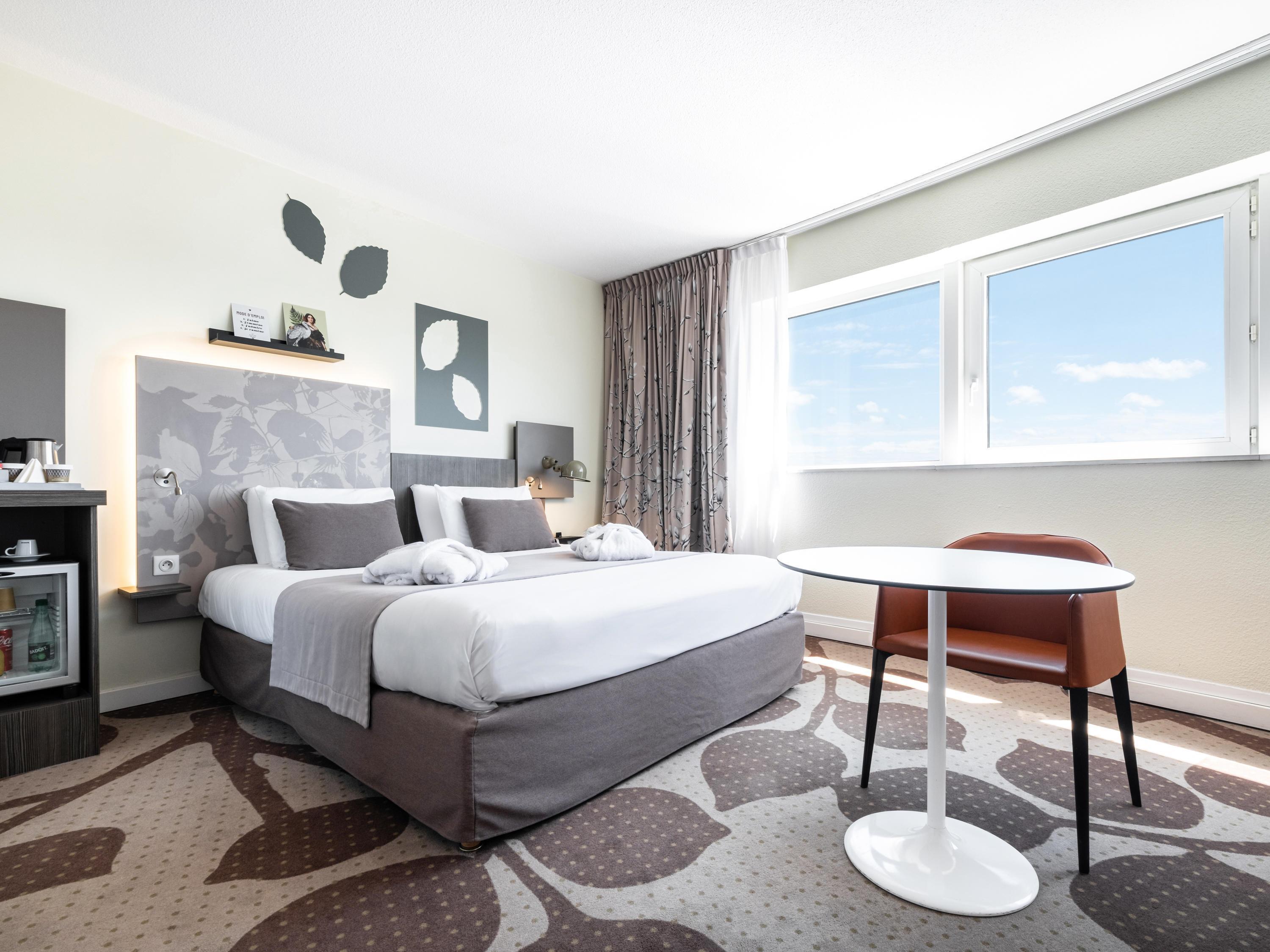 Mercure Compiegne Sud Room Type - Privilege room with a double bed and sofa