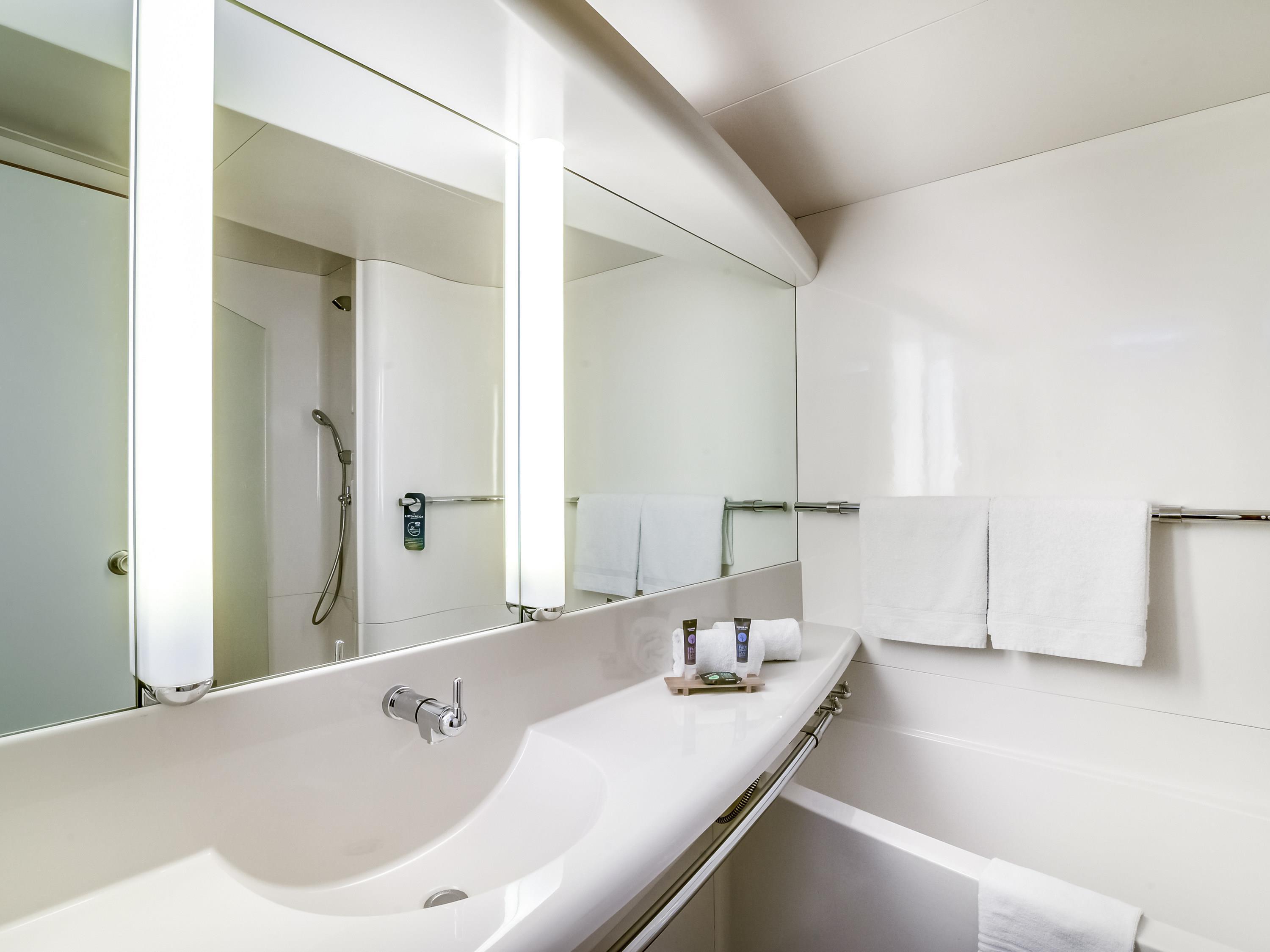 Novotel Paris Orly Rungis Room Type - Classic Room with 1 double bed and 1 single sofa bed Novotel Paris Orly Rungis Room Type - Classic Room with 1 double bed and 1 single sofa bed