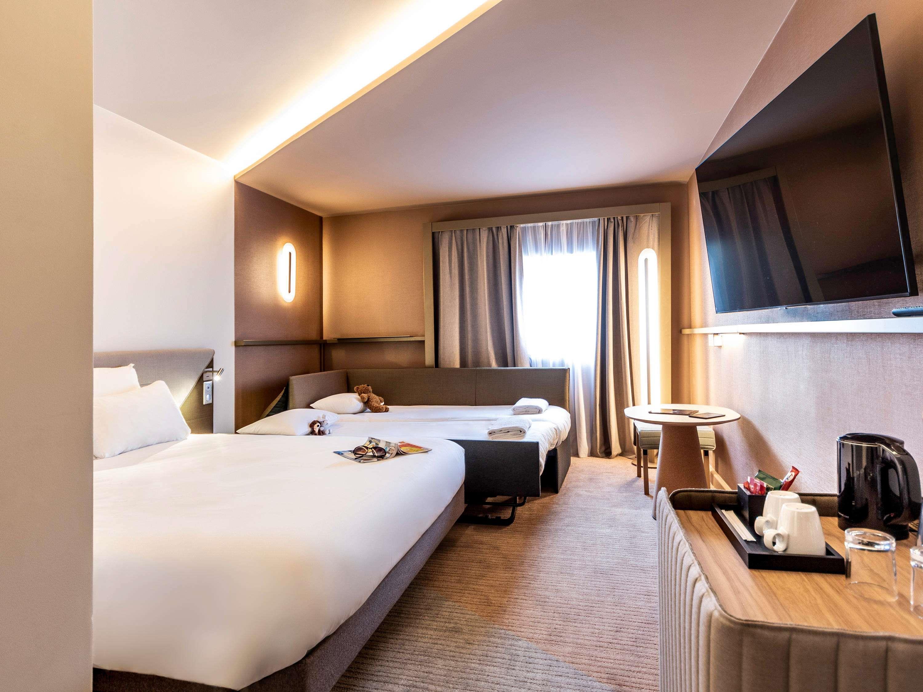 Novotel Paris Orly Rungis Room Type - Superior Family Room-1 double bed and 1 sofa bed for 2 people Novotel Paris Orly Rungis Room Type - Superior Family Room-1 double bed and 1 sofa bed for 2 people