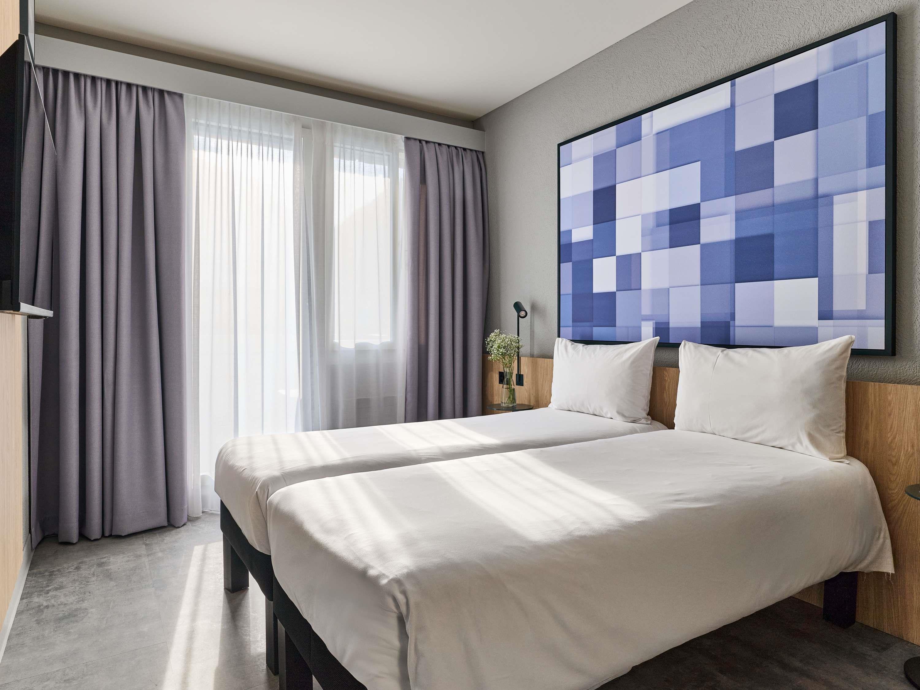 ibis Chur Room Type - Standard room featuring 2 single beds and balcony