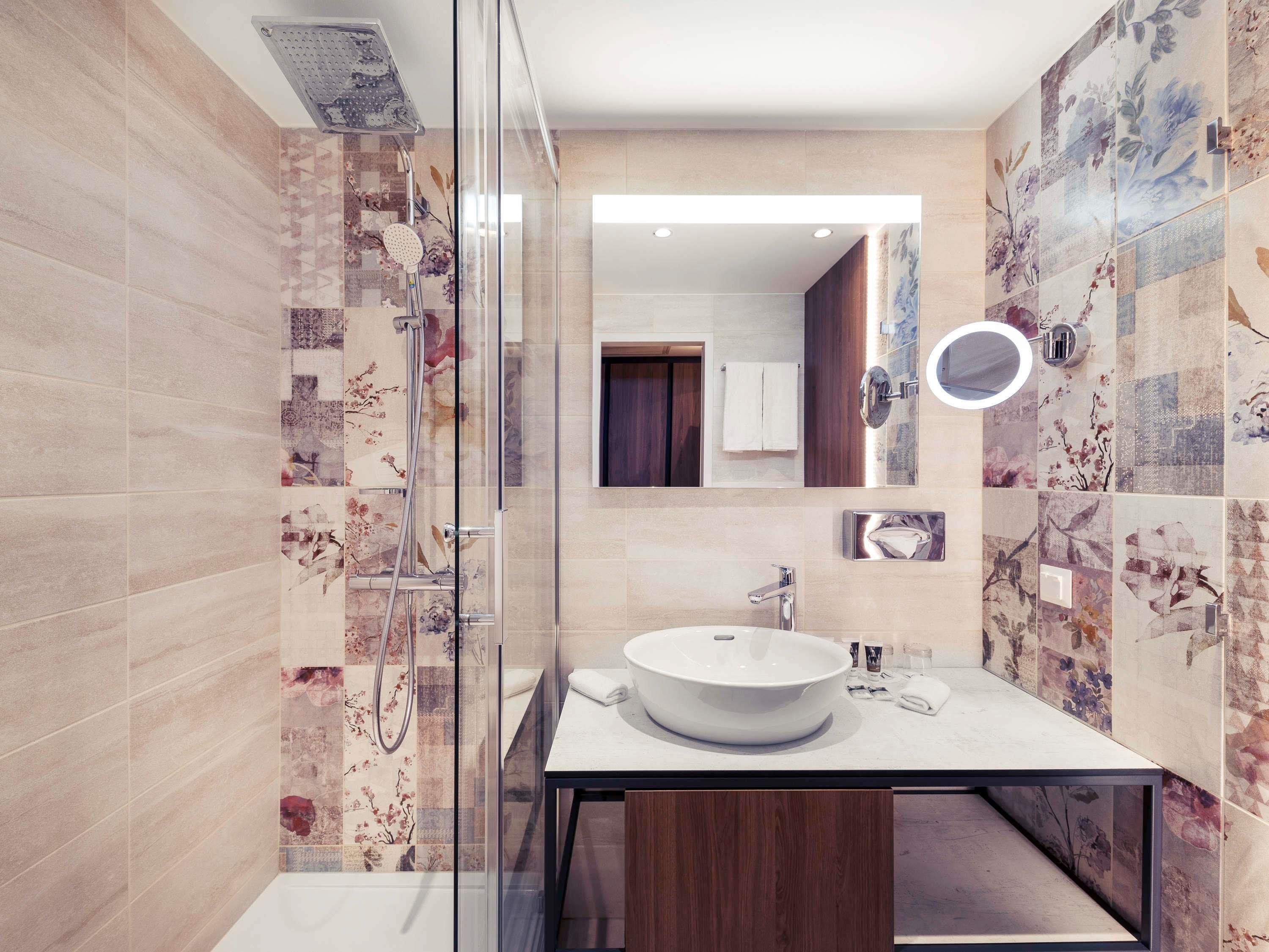 Mercure Budapest Korona Hotel Room Type - Privilege room with 2 single beds, feel the touch of the royal history with local spirit Mercure Budapest Korona Hotel Room Type - Privilege room with 2 single beds, feel the touch of the royal history with local spirit