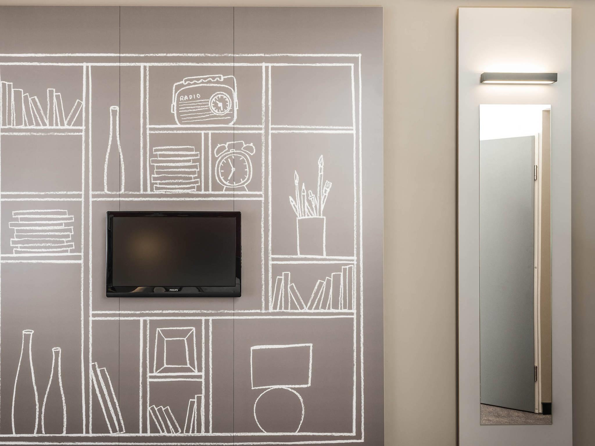 ibis Paris Place d'Italie 13th Room Type - Superior Room with 1 double bed and 1 single bed ibis Paris Place d'Italie 13th Room Type - Superior Room with 1 double bed and 1 single bed