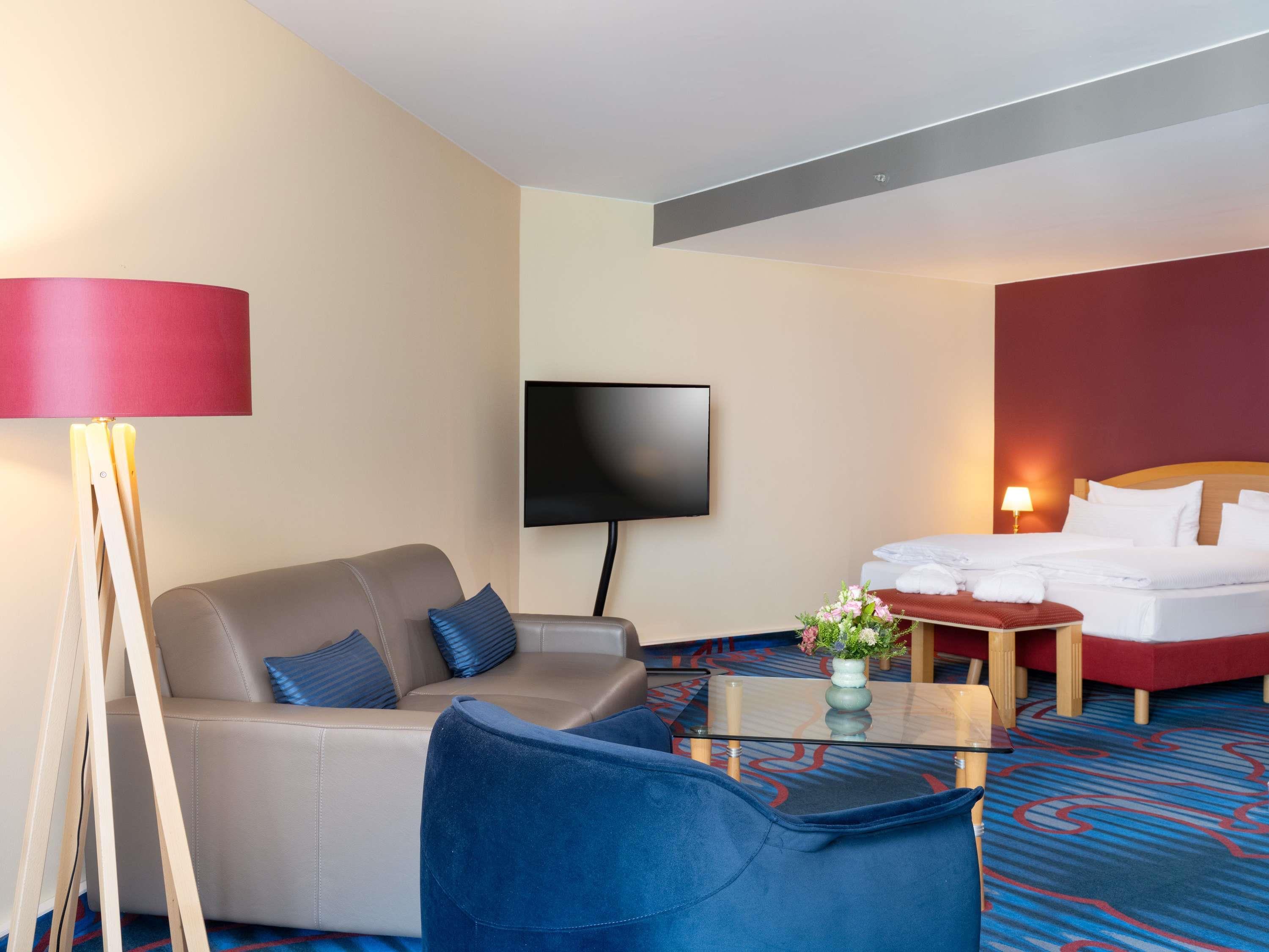MERCURE HOTEL BERLIN TEMPELHOF Room Type - Privilege Room with a double bed and a sofa