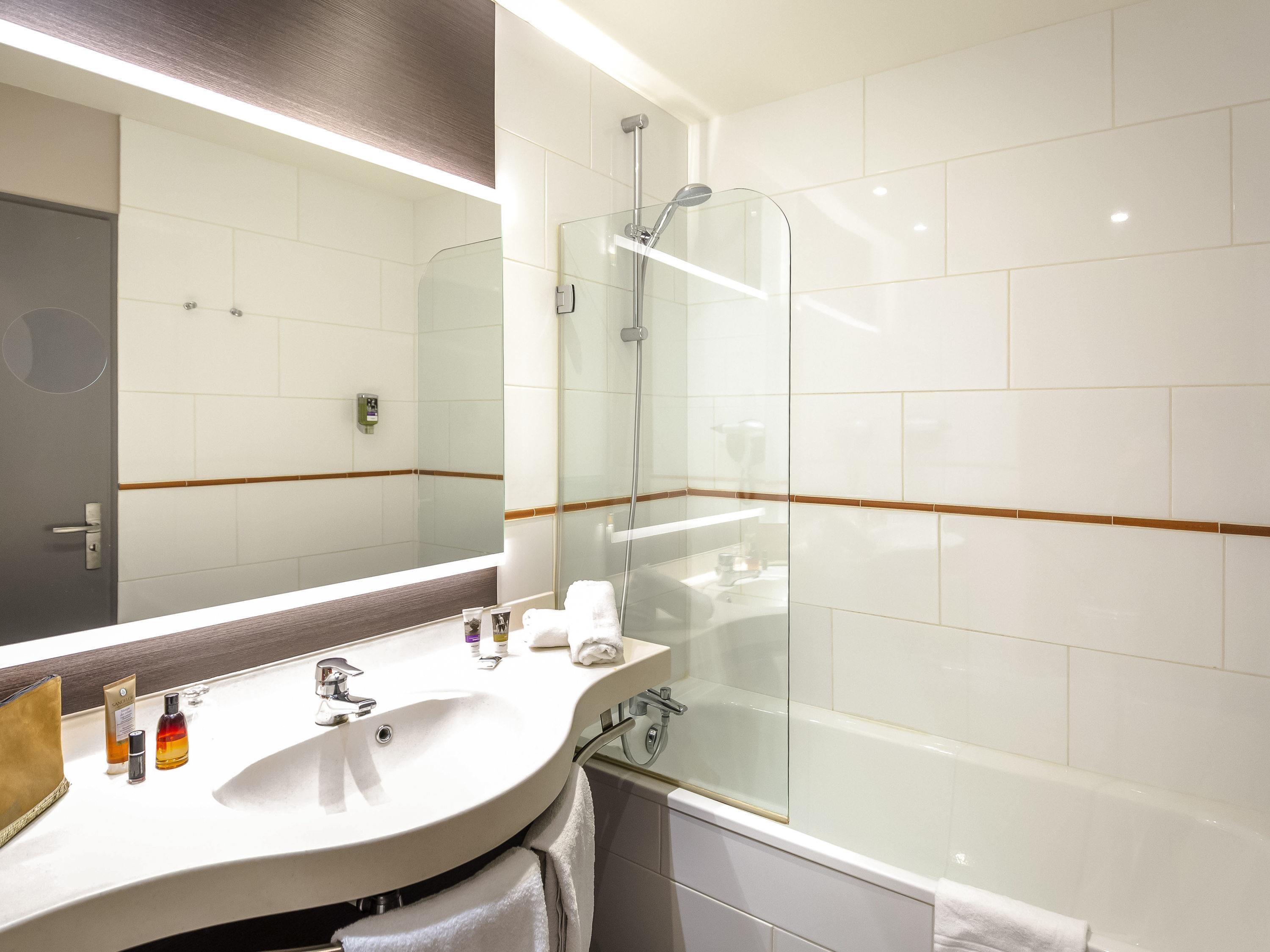 Mercure Cavaillon Hotel Room Type - Privilege Room with double bed and balcony overlooking the pool and grounds