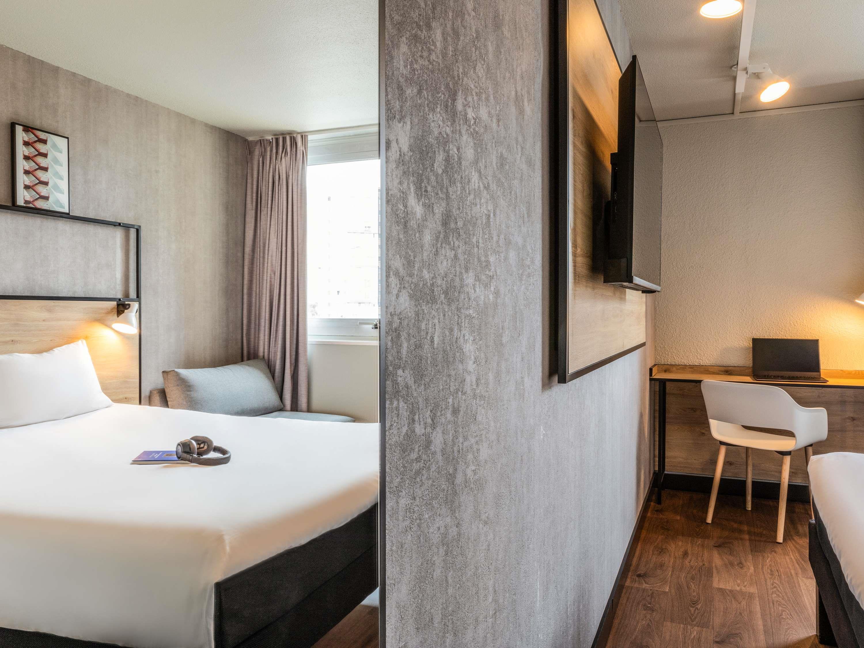 ibis Paris Gennevilliers Room Type - Standard Room with one double bed and one single bed ibis Paris Gennevilliers Room Type - Standard Room with one double bed and one single bed