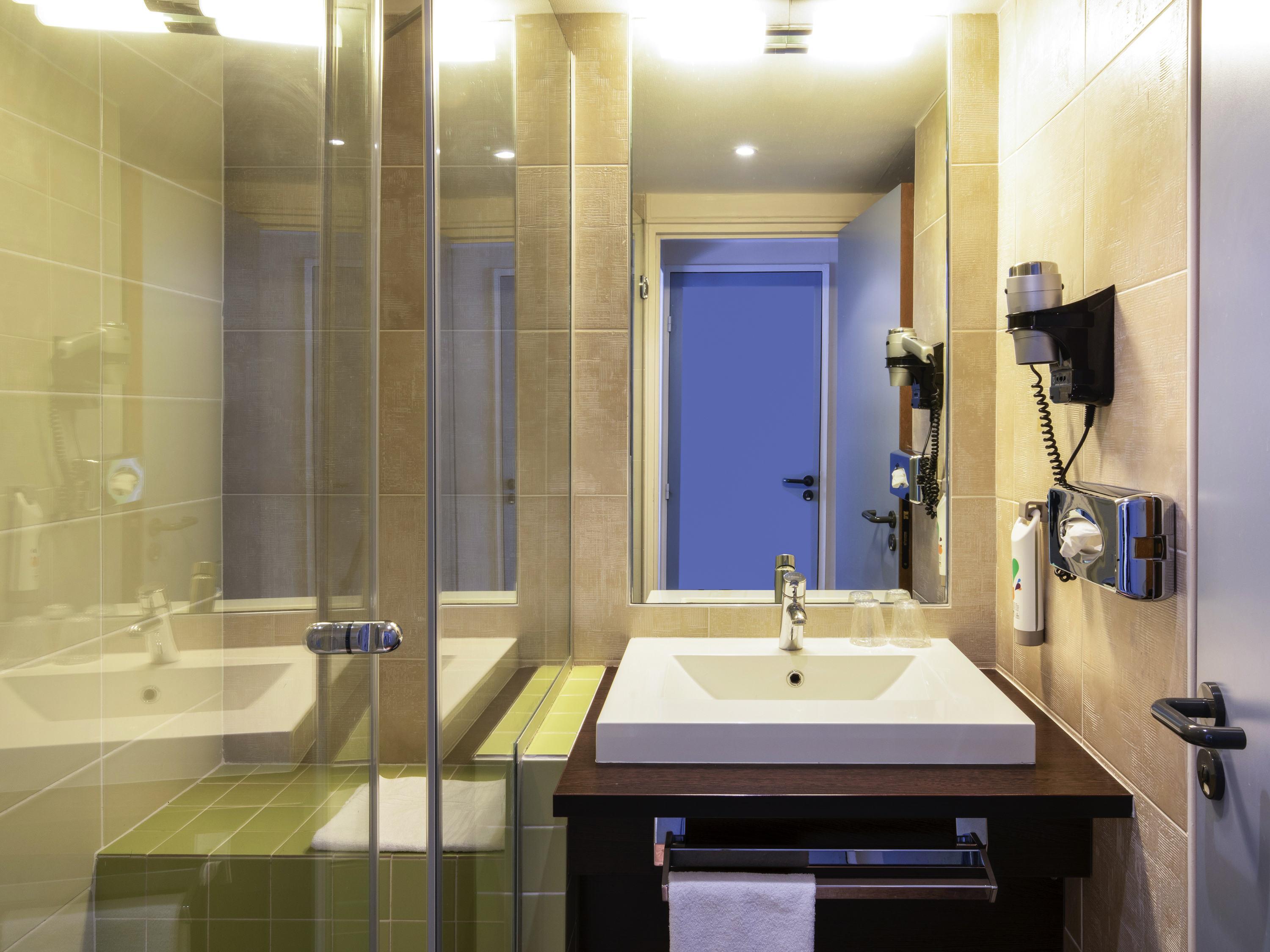 IBIS STYLES EVRY CATHEDRALE - Tap to explore photos