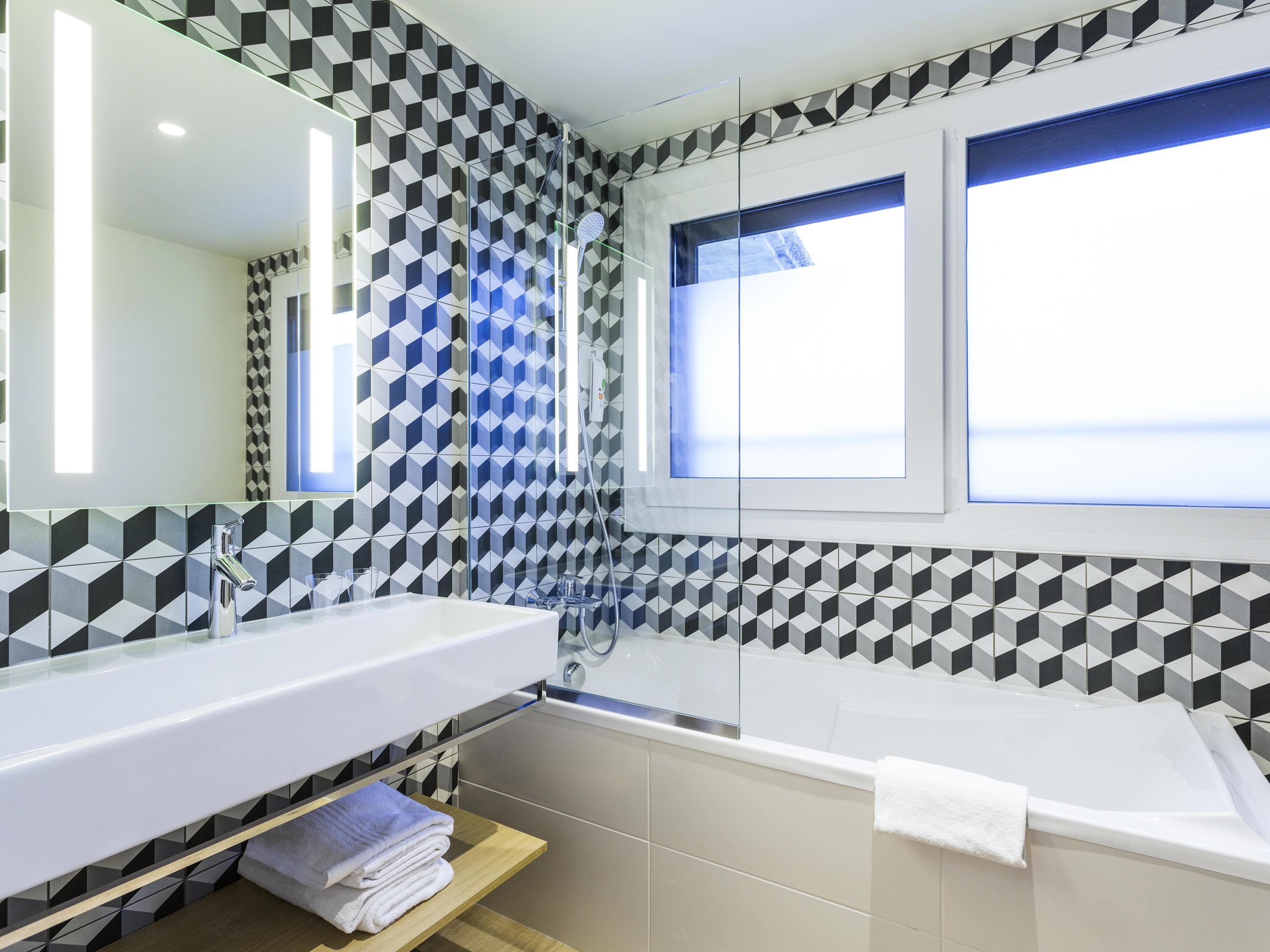 ibis Styles Bordeaux Sud Room Type - Standard suite with 1 double bed and 1 sofa