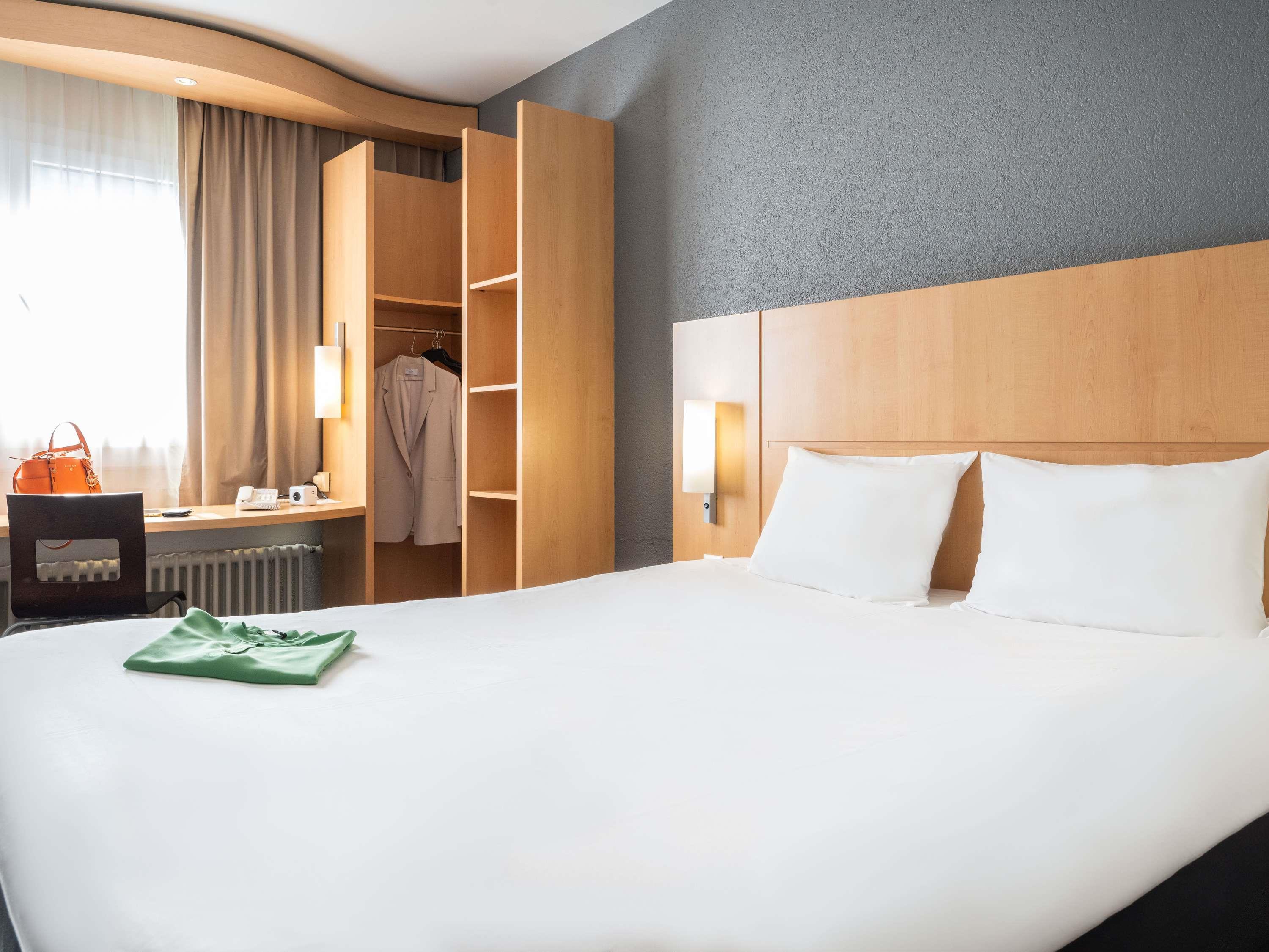 ibis Geneve Centre Gare Room Type - Room with 1 double bed measuring 63 x 79 inches (160 x 200 cm) ibis Geneve Centre Gare Room Type - Room with 1 double bed measuring 63 x 79 inches (160 x 200 cm)