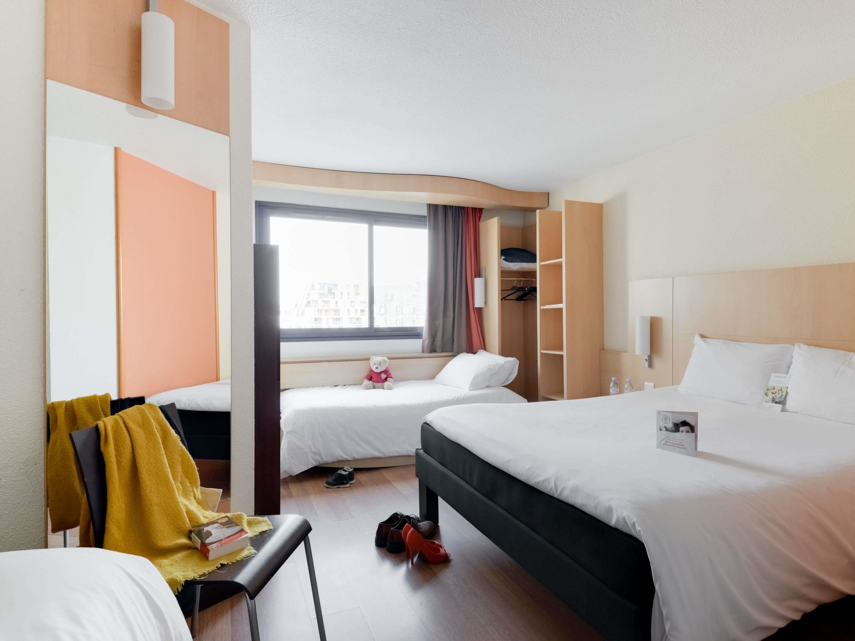 ibis Paris 17 Clichy-Batignolles (ex Berthier) Room Type - Standard Room with double bed and twin beds ibis Paris 17 Clichy-Batignolles (ex Berthier) Room Type - Standard Room with double bed and twin beds