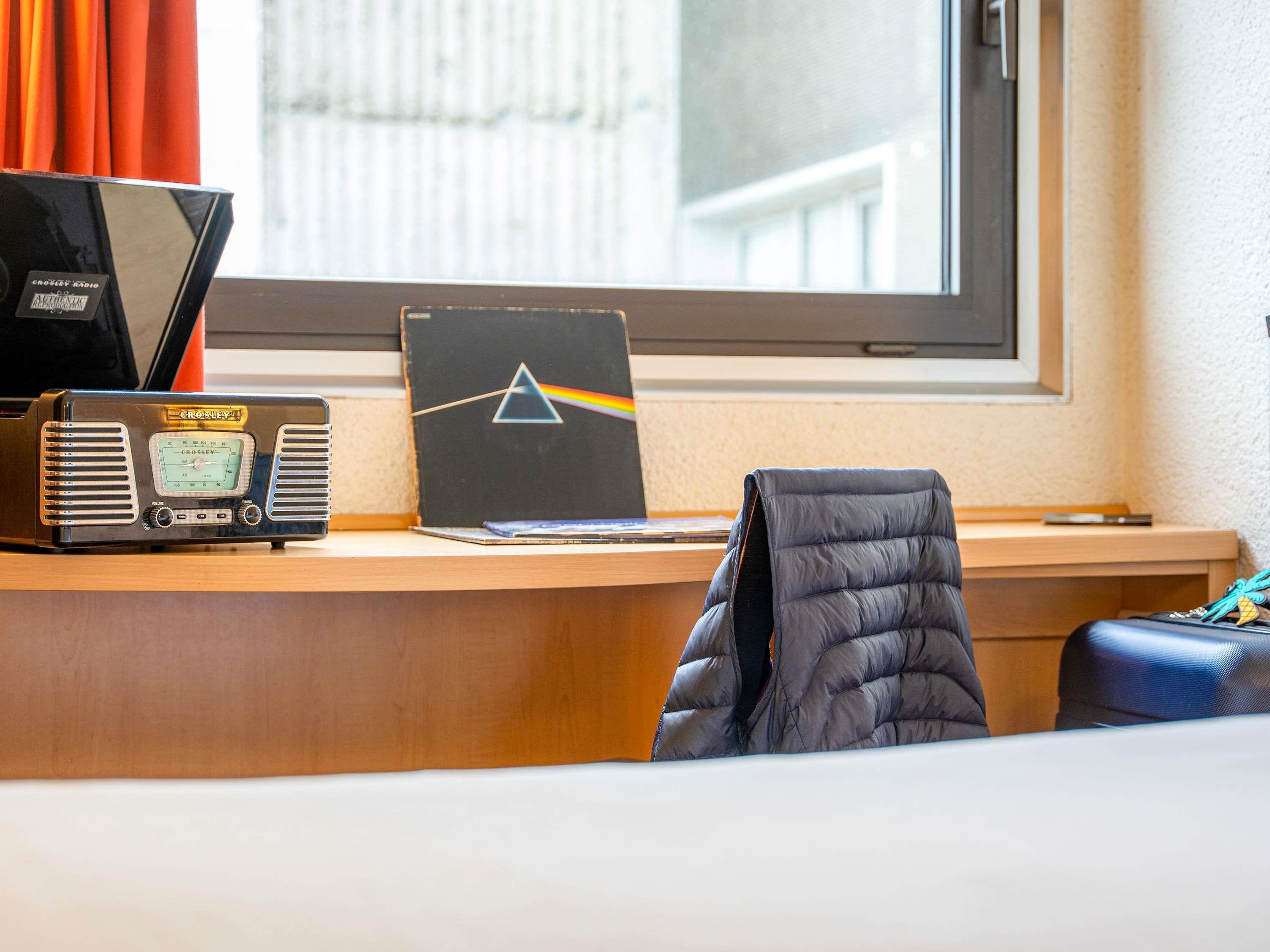ibis Paris 17 Clichy-Batignolles (ex Berthier) Room Type - Standard Room with one double bed and one single bed