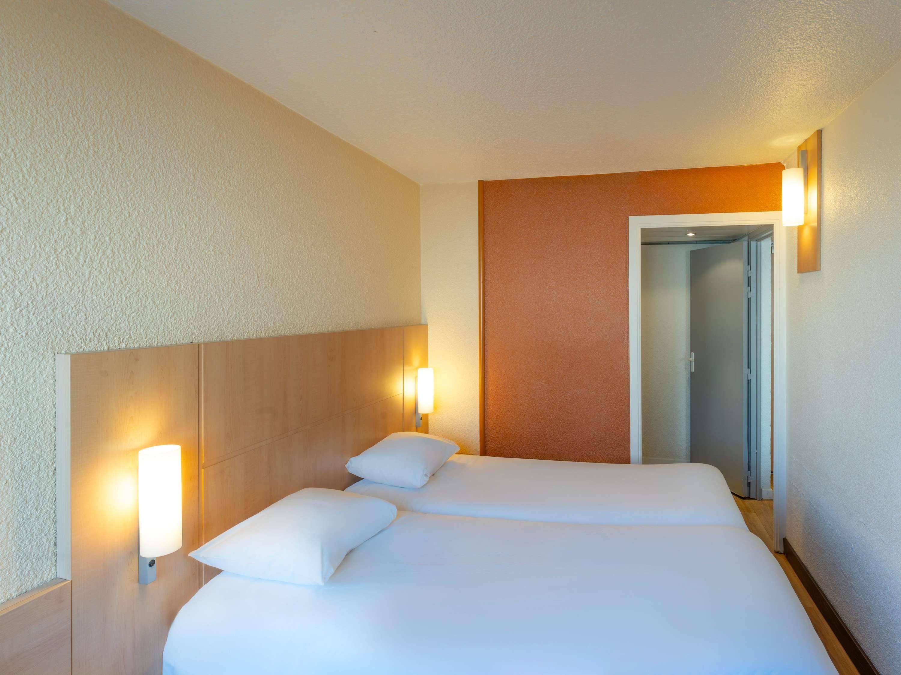 ibis Paris 17 Clichy-Batignolles (ex Berthier) Room Type - Standard Room with two single beds