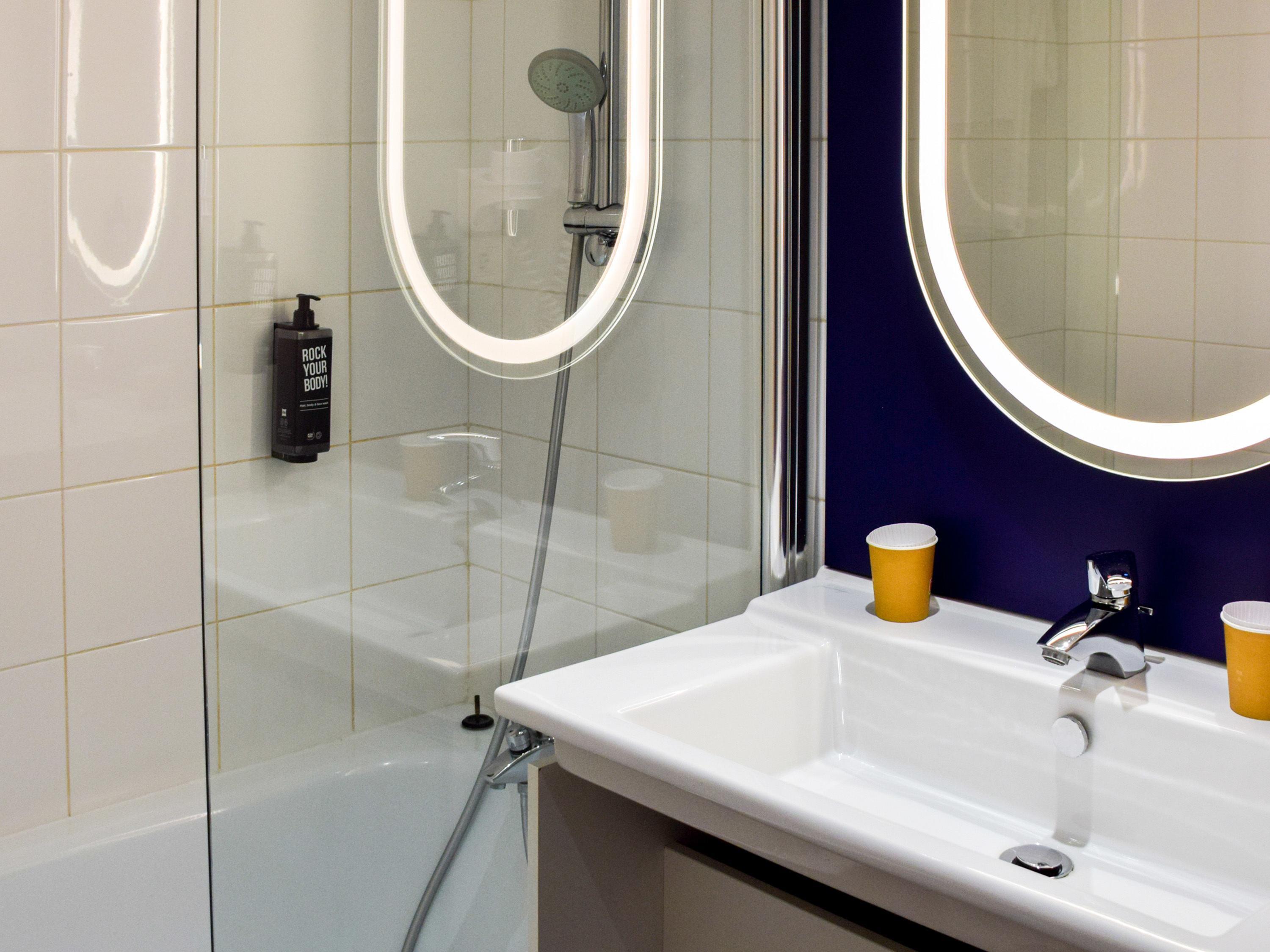 ibis Rodez Centre Room Type - Standard Room with one double bed and one single bed