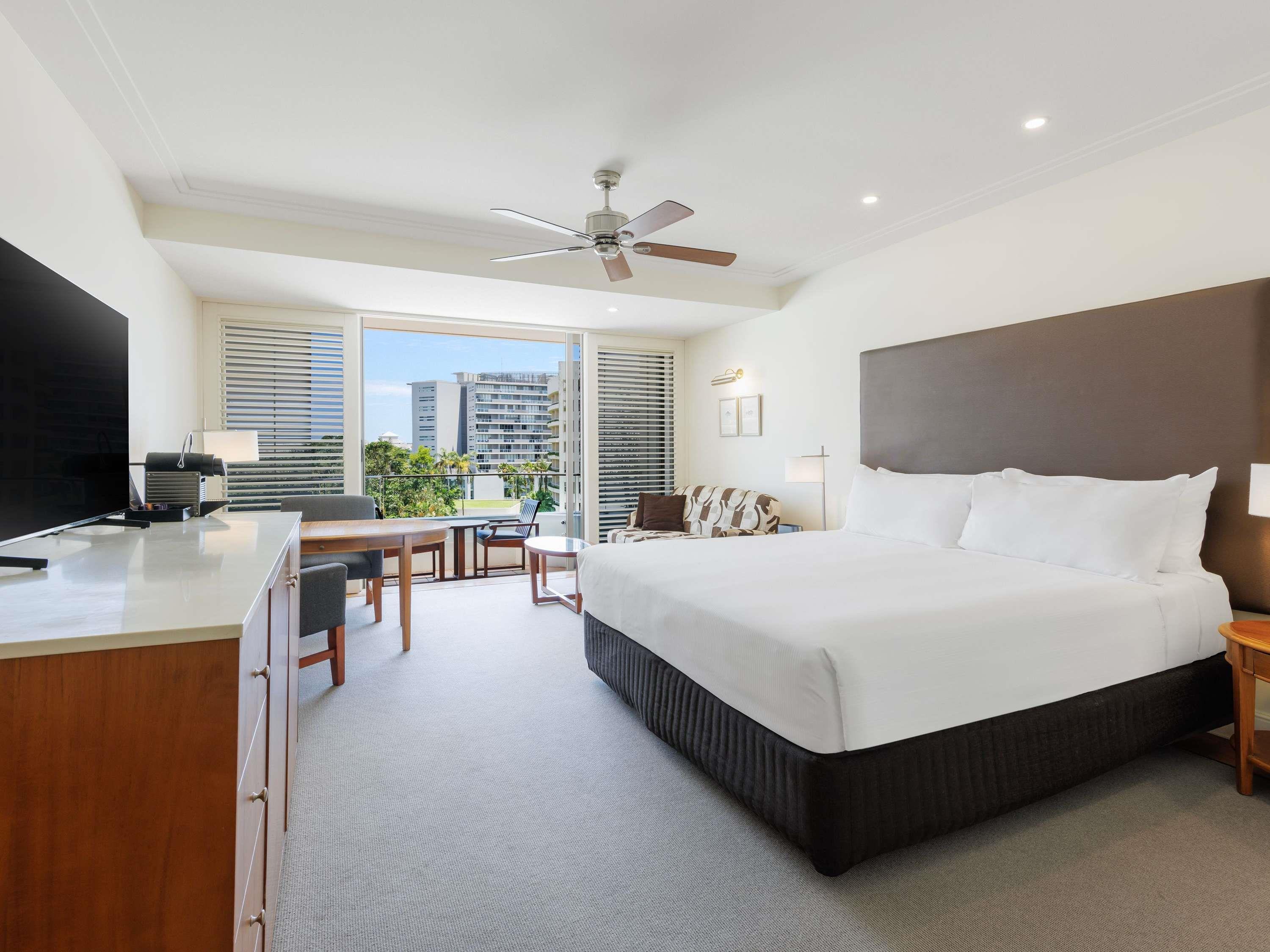 Pullman Reef Hotel Casino Room Type - DELUXE ROOM, 1 King Size Bed, Pool views with Spa