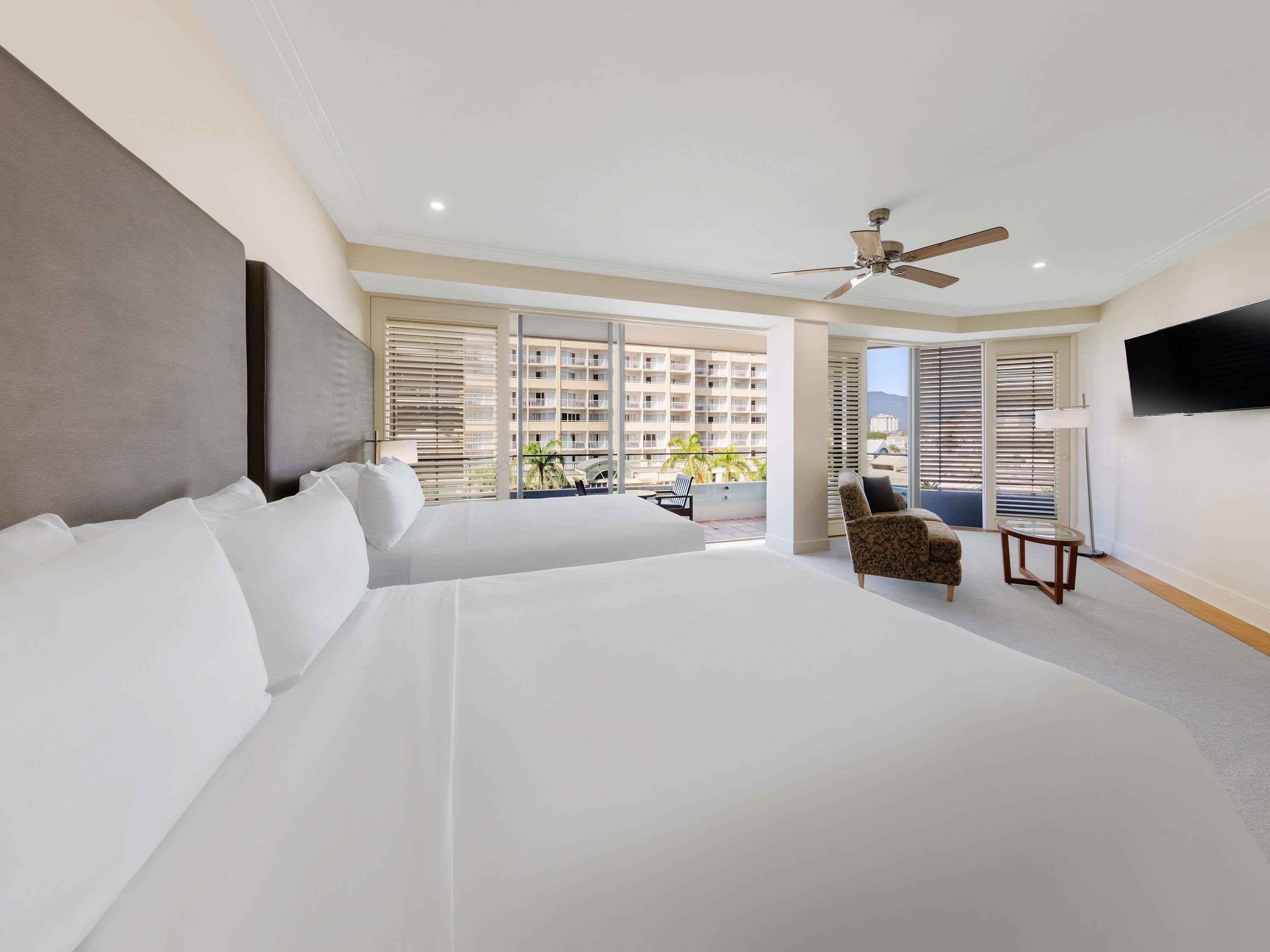 Pullman Reef Hotel Casino Room Type - Junior Twin Suite, City Views, 2 double beds with double spa