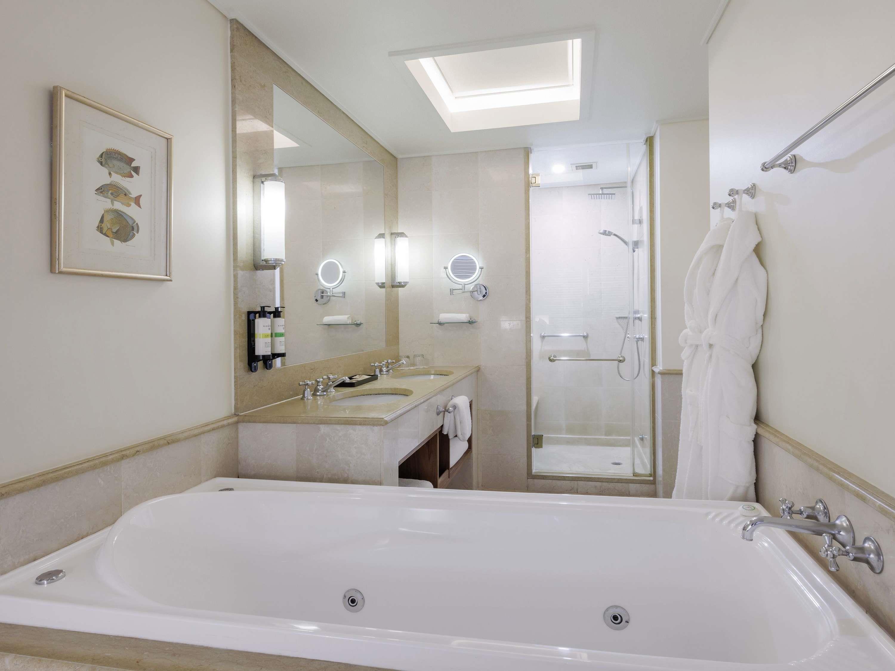 Pullman Reef Hotel Casino Room Type - Deluxe King Room, Park View, 1 king bed with single spa