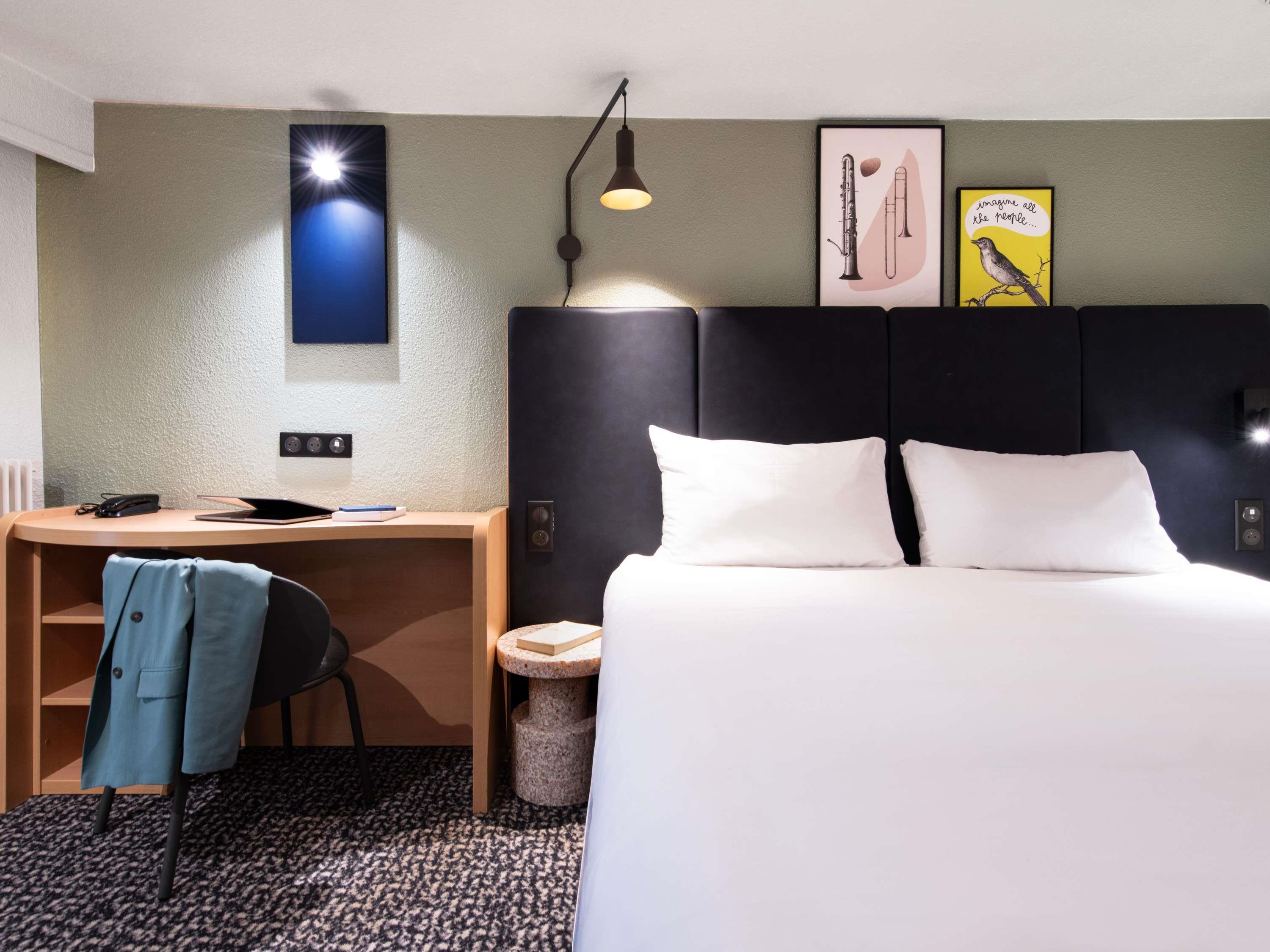 Ibis Paris Grands Boulevards Opera 9th Room Type - Standard Room with one double bed and one single bed Ibis Paris Grands Boulevards Opera 9th Room Type - Standard Room with one double bed and one single bed