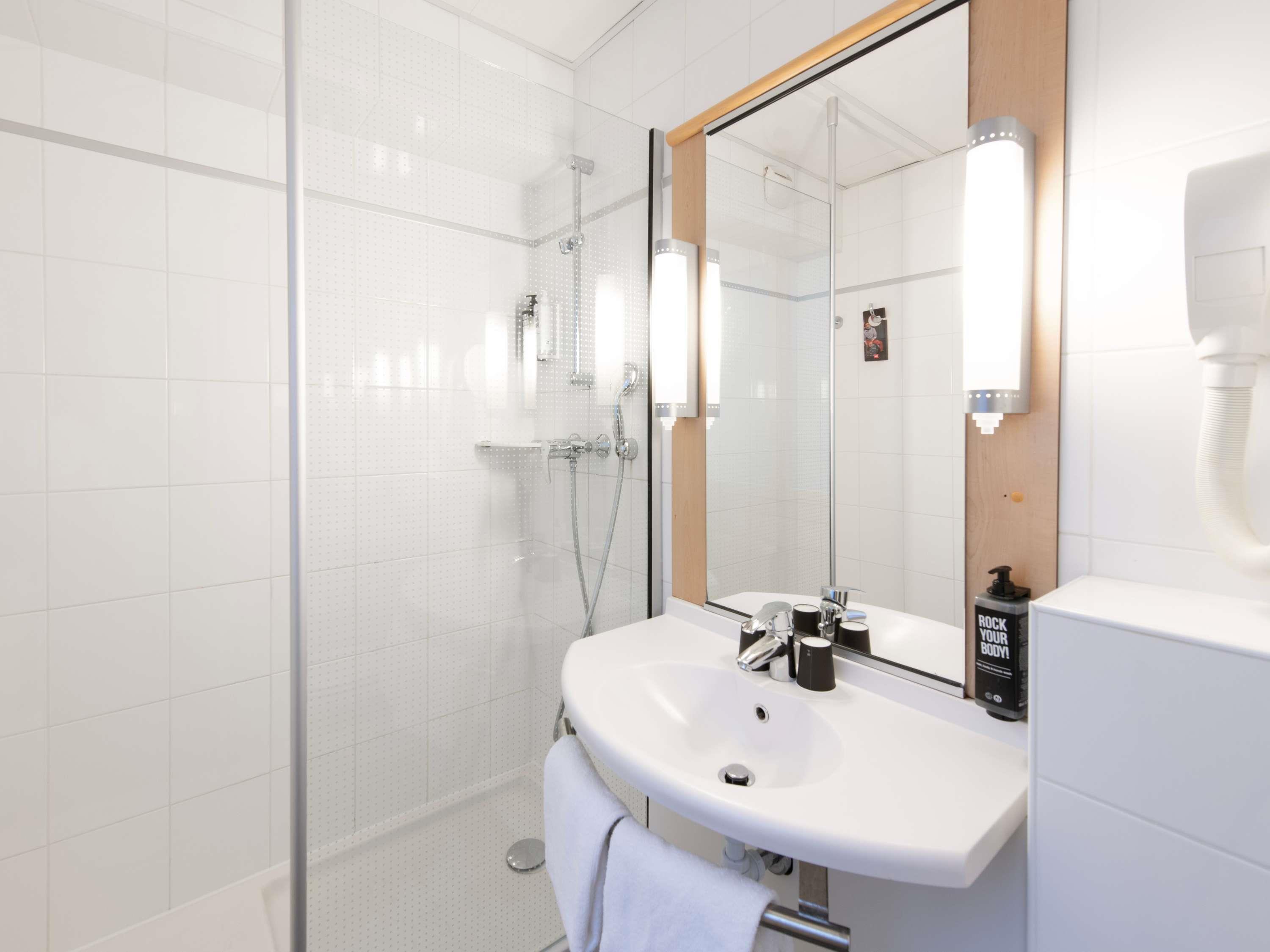 Ibis Paris Grands Boulevards Opera 9th Room Type - Standard Room with 1 double bed and twin beds
