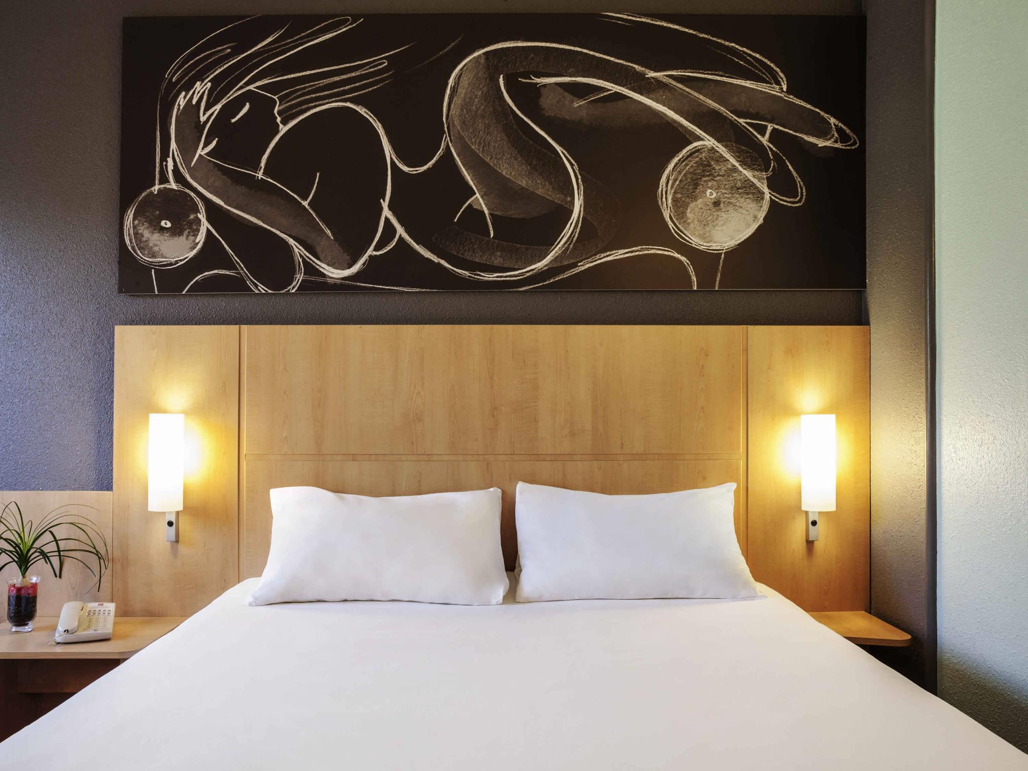 Ibis Cornella Room Type - Accessible Standard Room with 1 double size bed