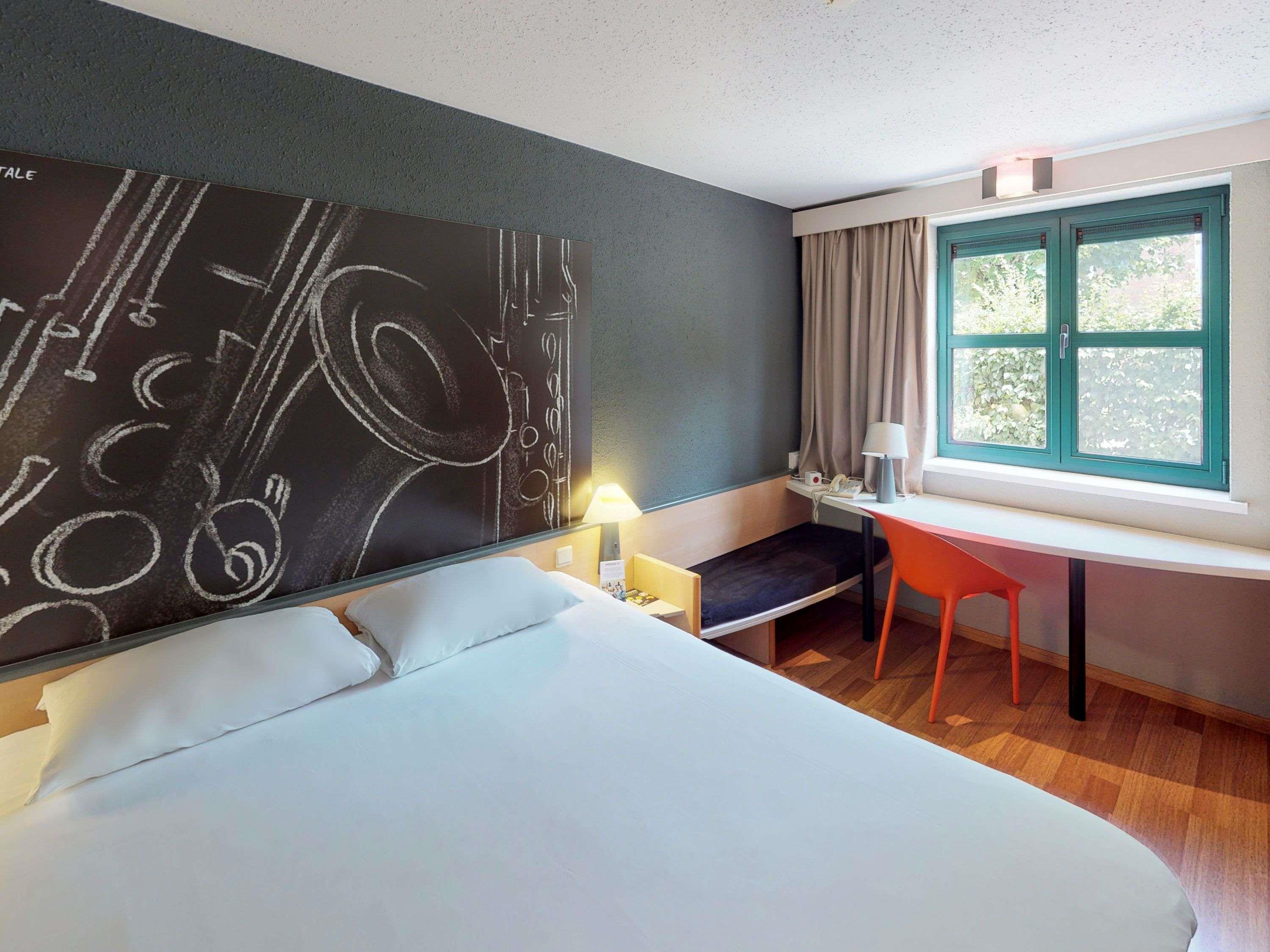ibis Dinant Centre Room Type - Room with twin beds and view of the River Meuse