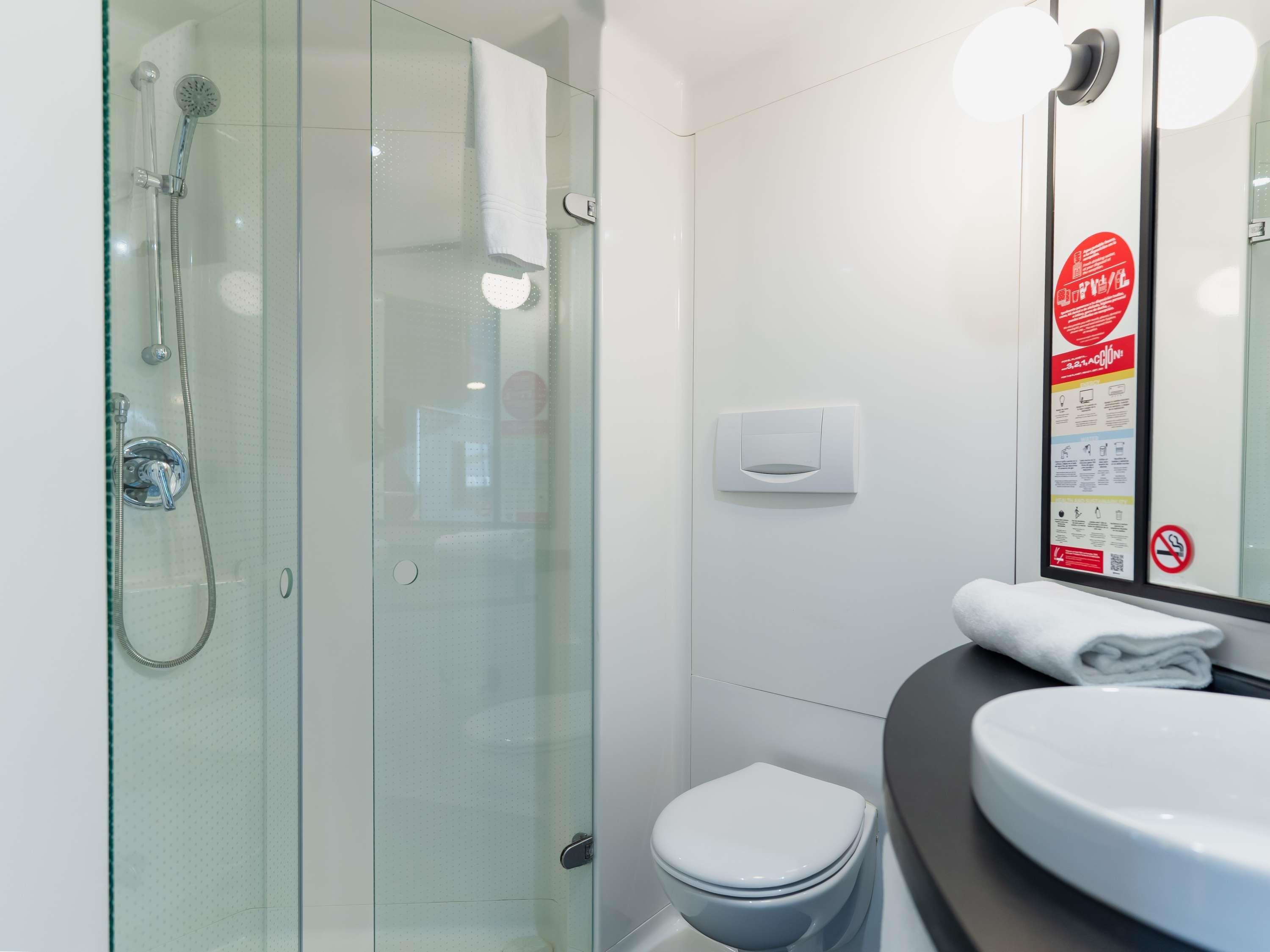 Ibis Hotel Alicante Room Type - Standard Room with 2 single beds and sofa bed