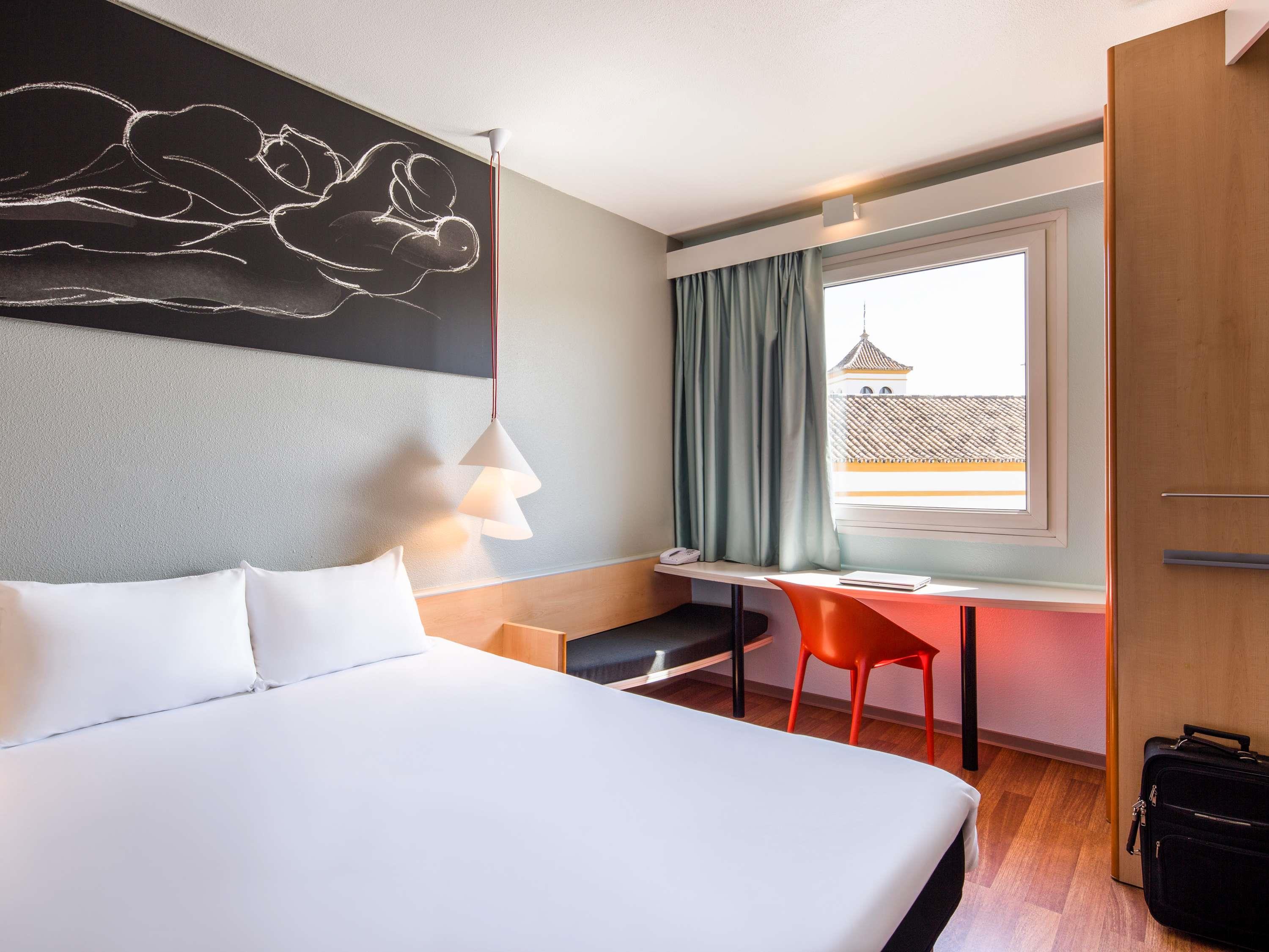 Ibis Sevilla Room Type - Room with double bed for 1 or 2 people equipped with the new Ibis bed
