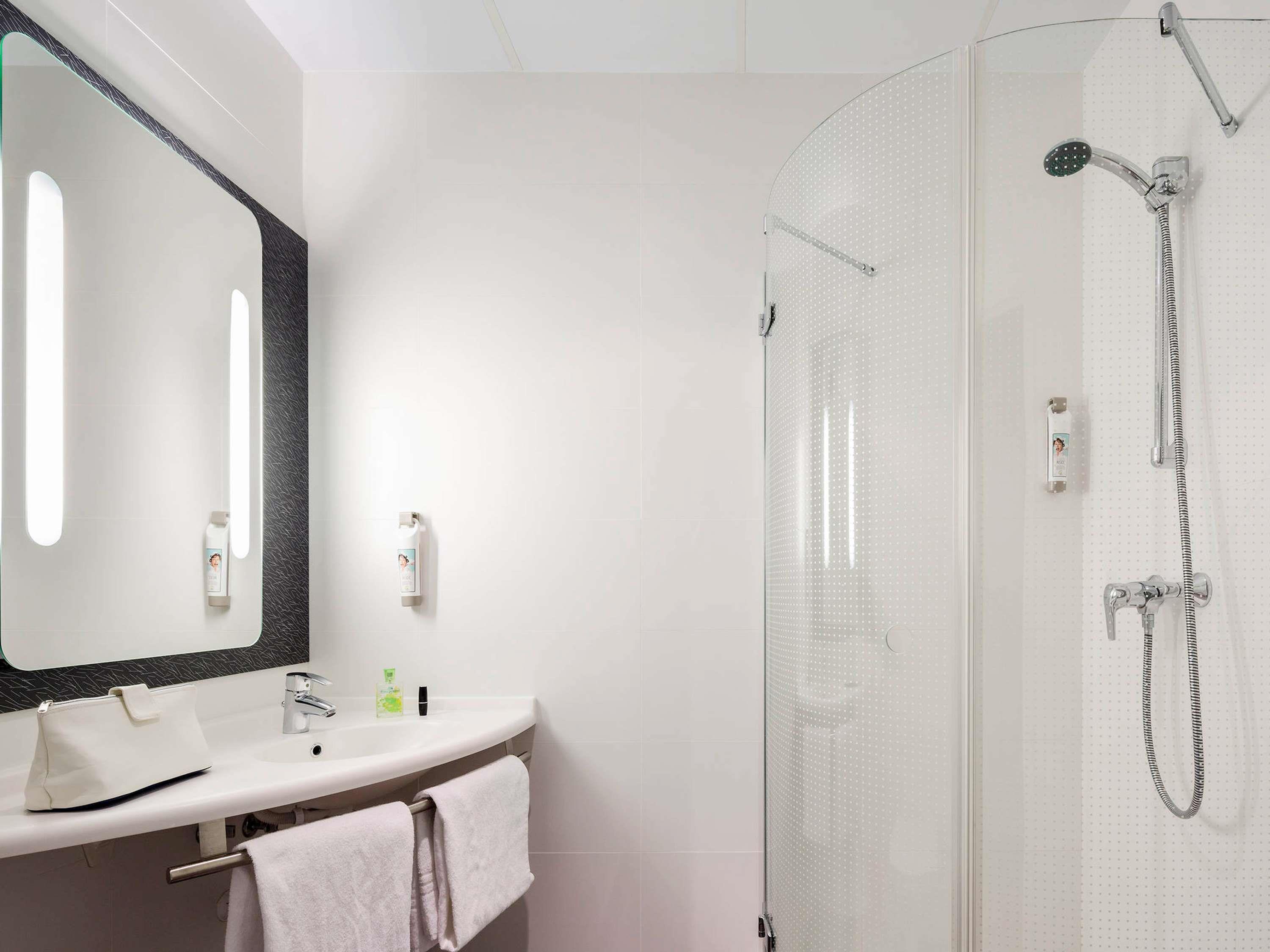 Ibis Sevilla Room Type - Room with 1 double bed + 1 extra bed equipped with the new bedding