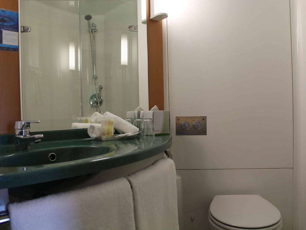 ibis Newcastle-guestroom-Guest Room,Bathroom,On-Site.jpg