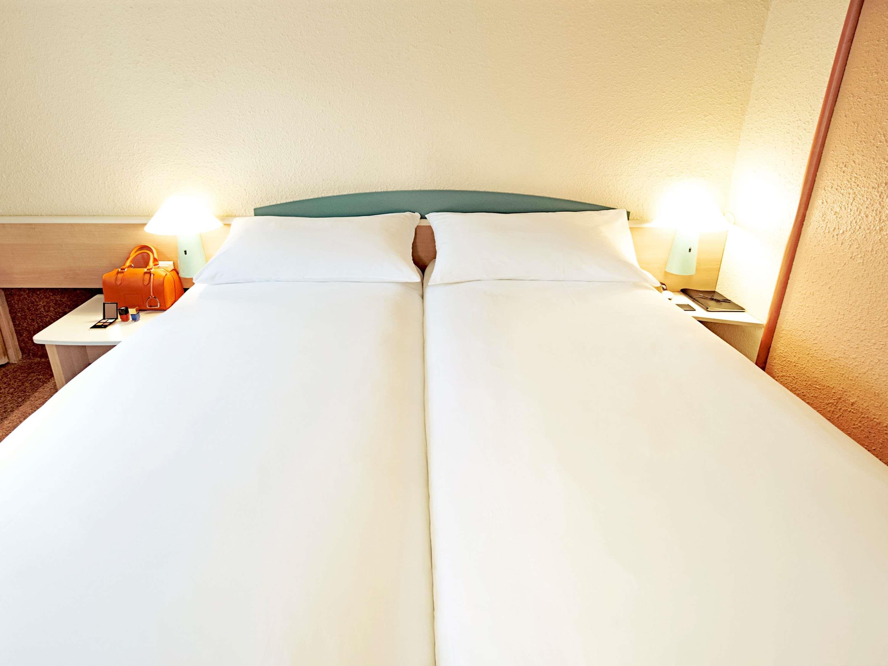 ibis Stuttgart Centrum Room Type - Standard Room with 2 single beds