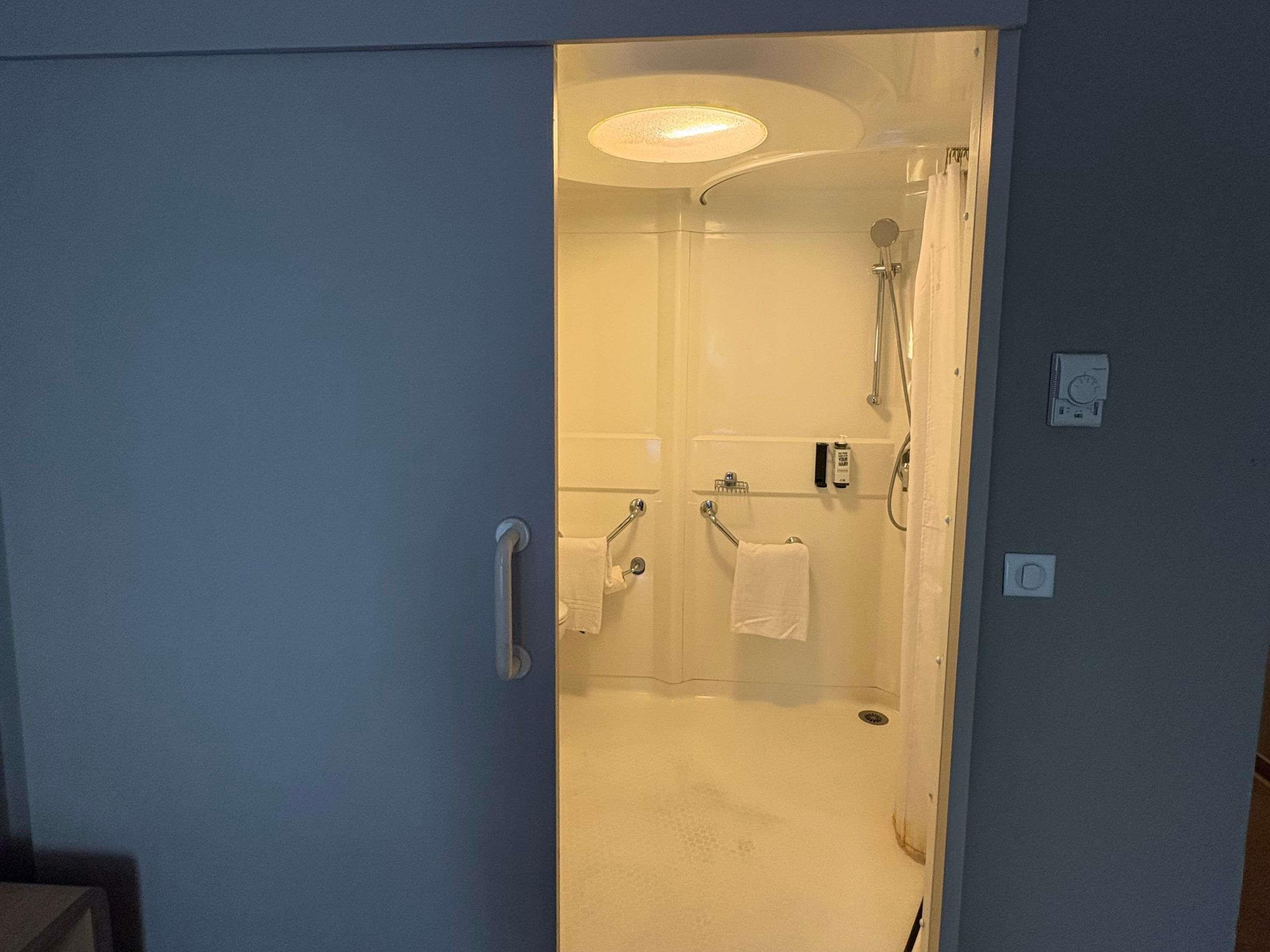 ibis Paris La Defense Courbevoie Room Type - Standard Room with 1 double bed - adapted for wheelchair use