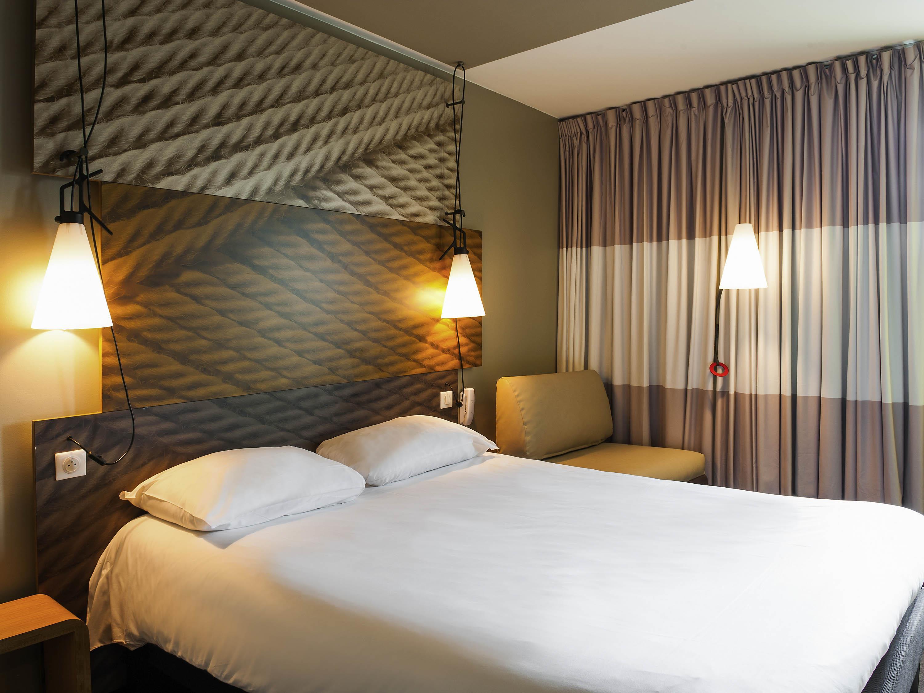 ibis Paris La Defense Courbevoie Room Type - Standard Room with a double bed and a chair bed