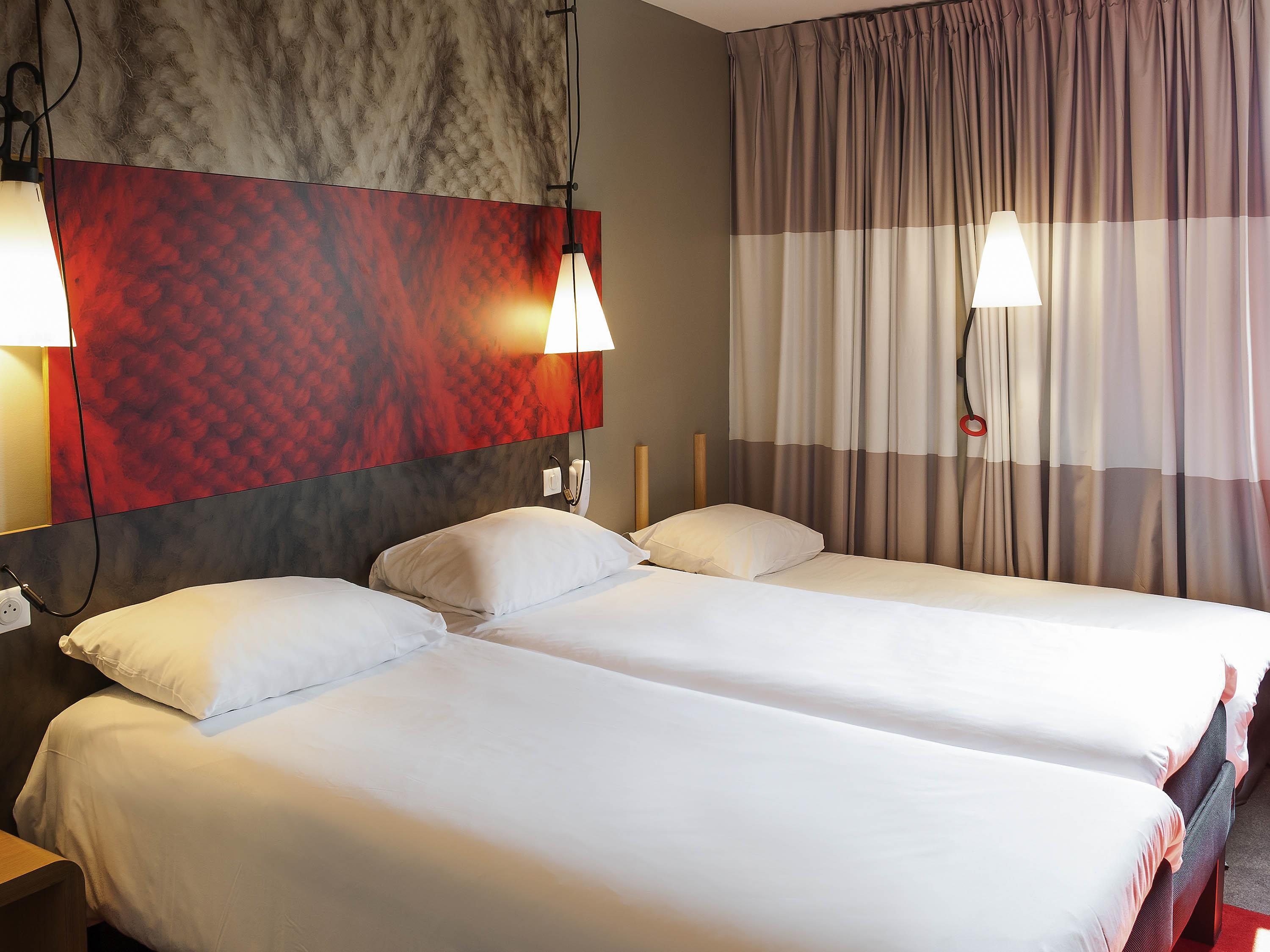 ibis Paris La Defense Courbevoie Room Type - Standard Room with twin beds and a chair bed