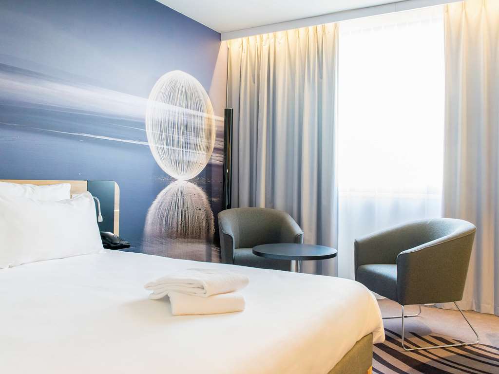 Hotel Novotel Szczecin Centrum Room Type - Family Room with a large bed and a double sofa