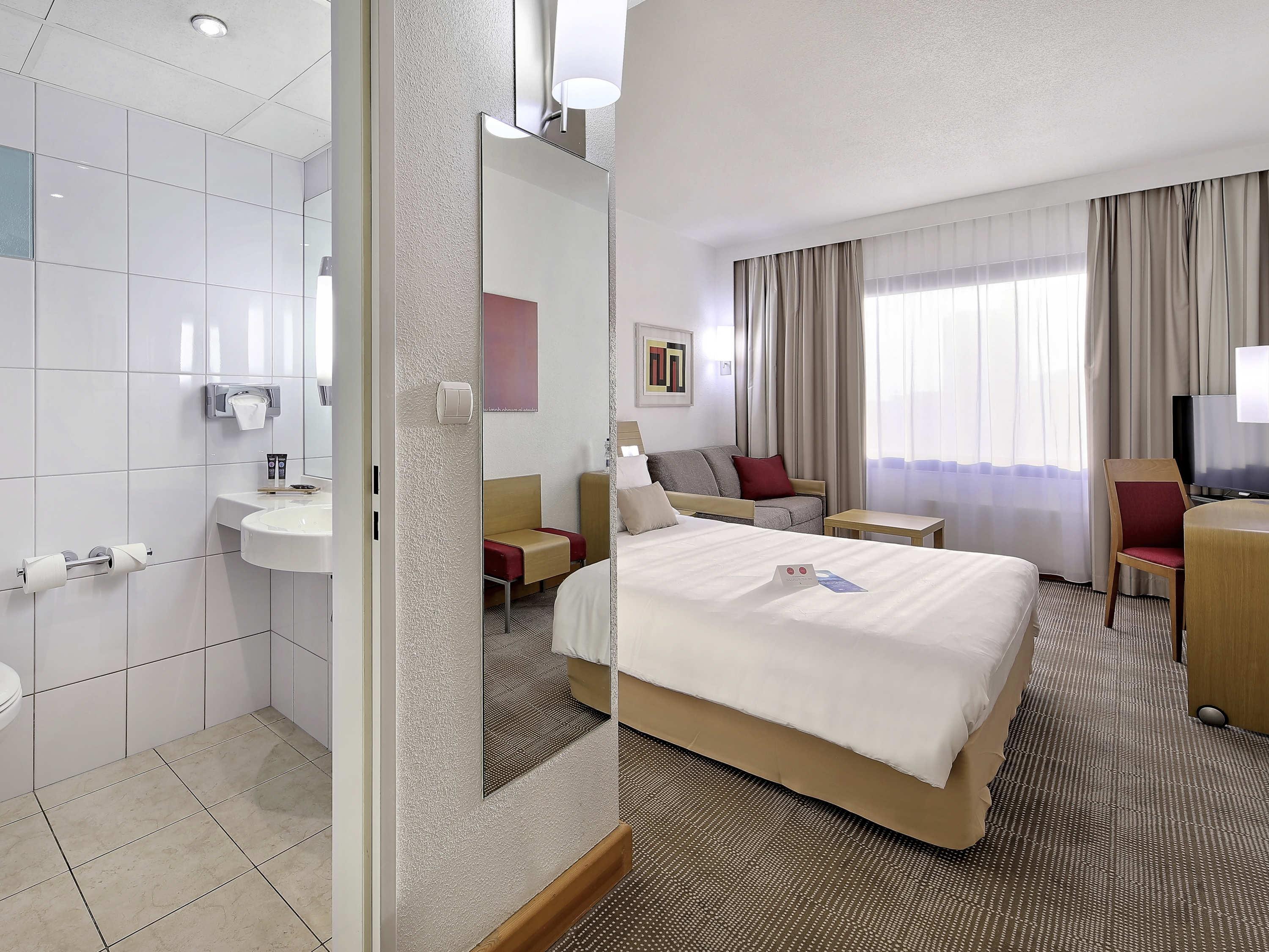Novotel Katowice Centrum Hotel Room Type - Standard Room with 1 queen size bed
