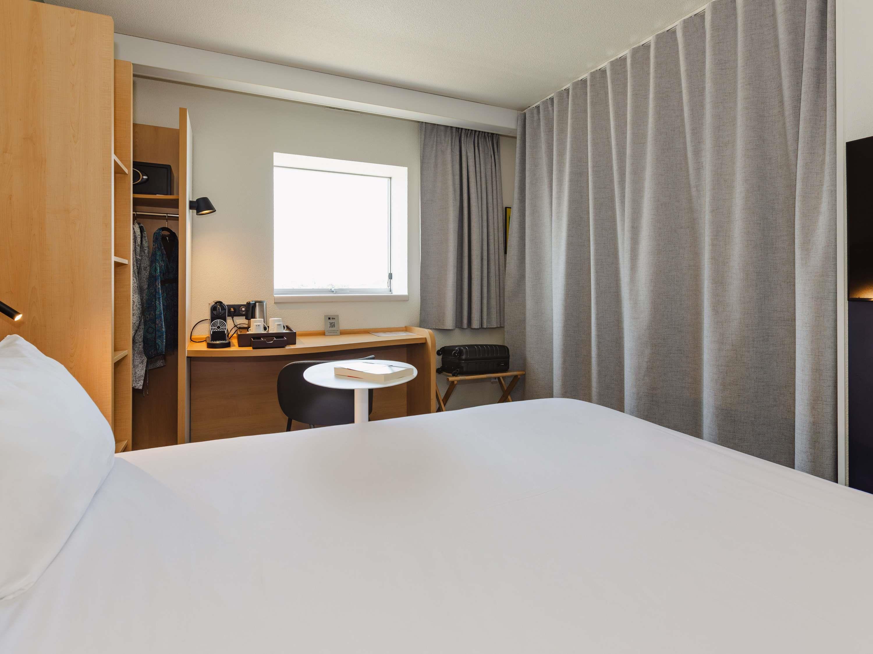 ibis Rennes Centre Gare Sud Room Type - Comfort room with 1 double bed, 2 single beds