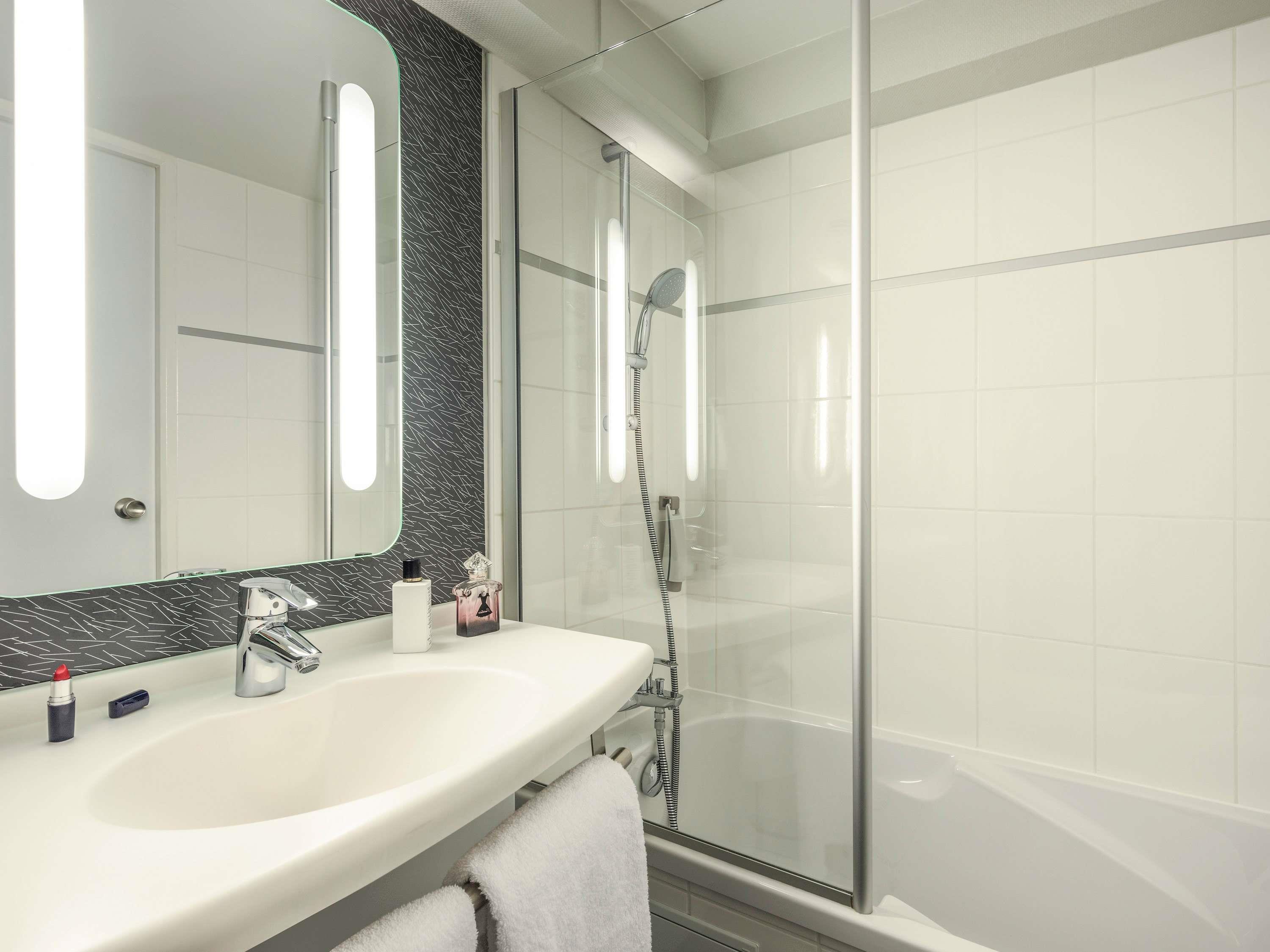 IBIS PARIS BASTILLE ST ANTOINE Room Type - Standard Room with one double bed and one single bed IBIS PARIS BASTILLE ST ANTOINE Room Type - Standard Room with one double bed and one single bed