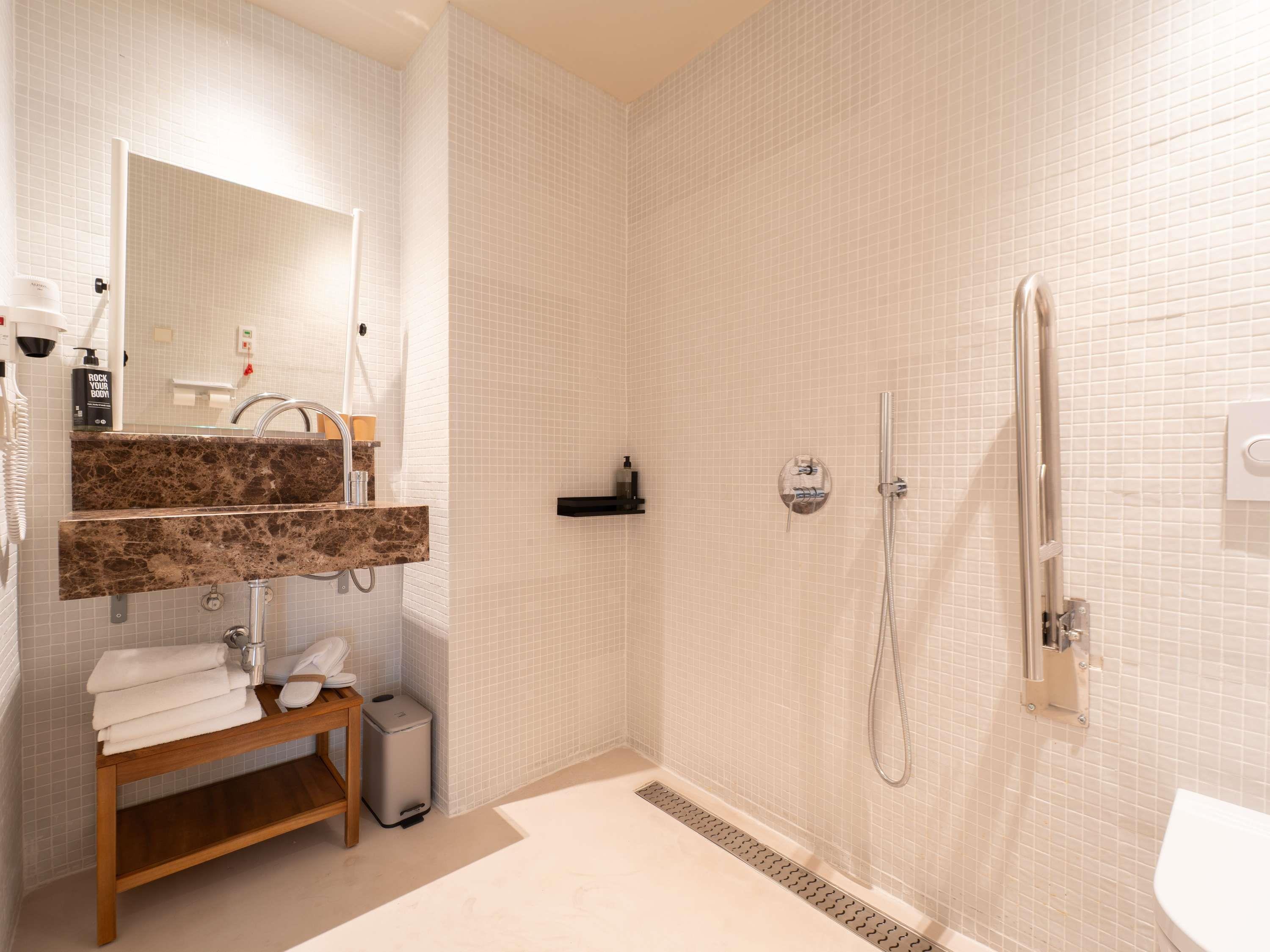 ibis Valencia Alfafar Room Type - Standard room with 1 double bed for guests with disabilities