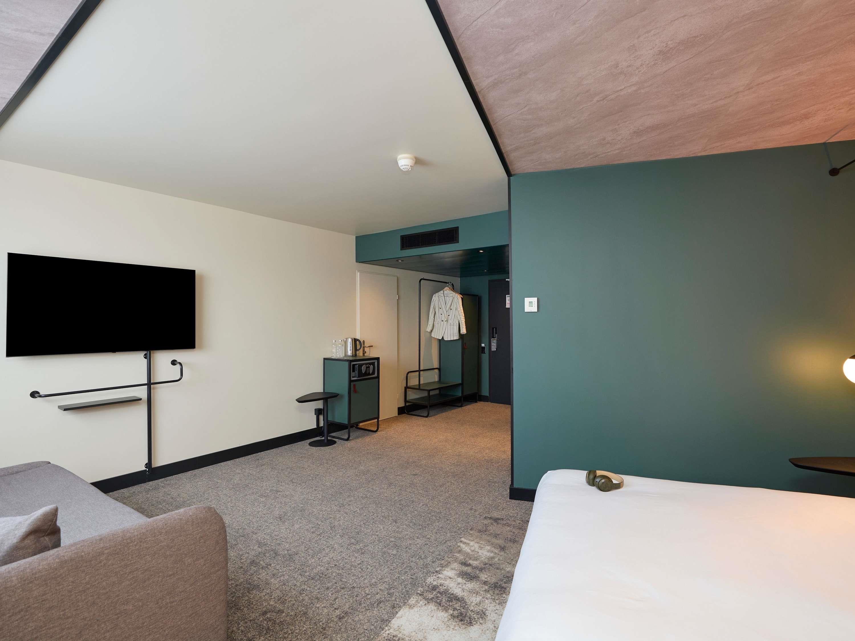 Novotel Bern Expo Room Type - Superior Room with 1 queen bed, sofa and wheelchair access Novotel Bern Expo Room Type - Superior Room with 1 queen bed, sofa and wheelchair access