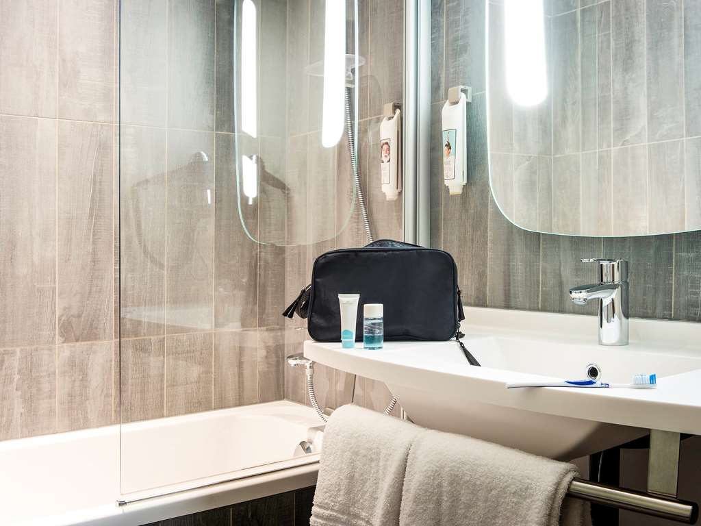 H Room Type - Room with 1 double bed and 1 single bed
