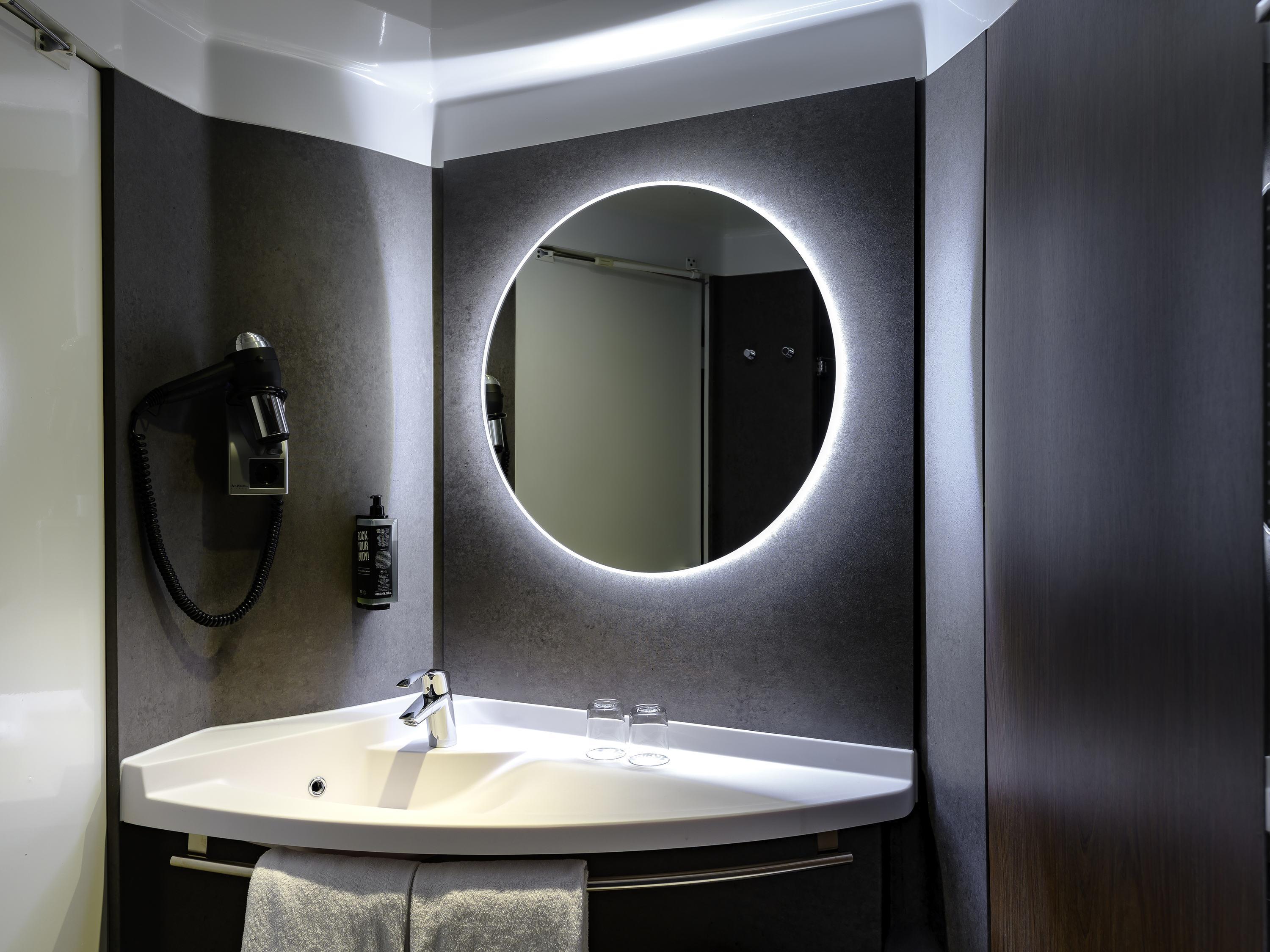 ibis Muenchen Parkstadt Schwabing Room Type - Superior room with 1 double size bed ibis Muenchen Parkstadt Schwabing Room Type - Superior room with 1 double size bed