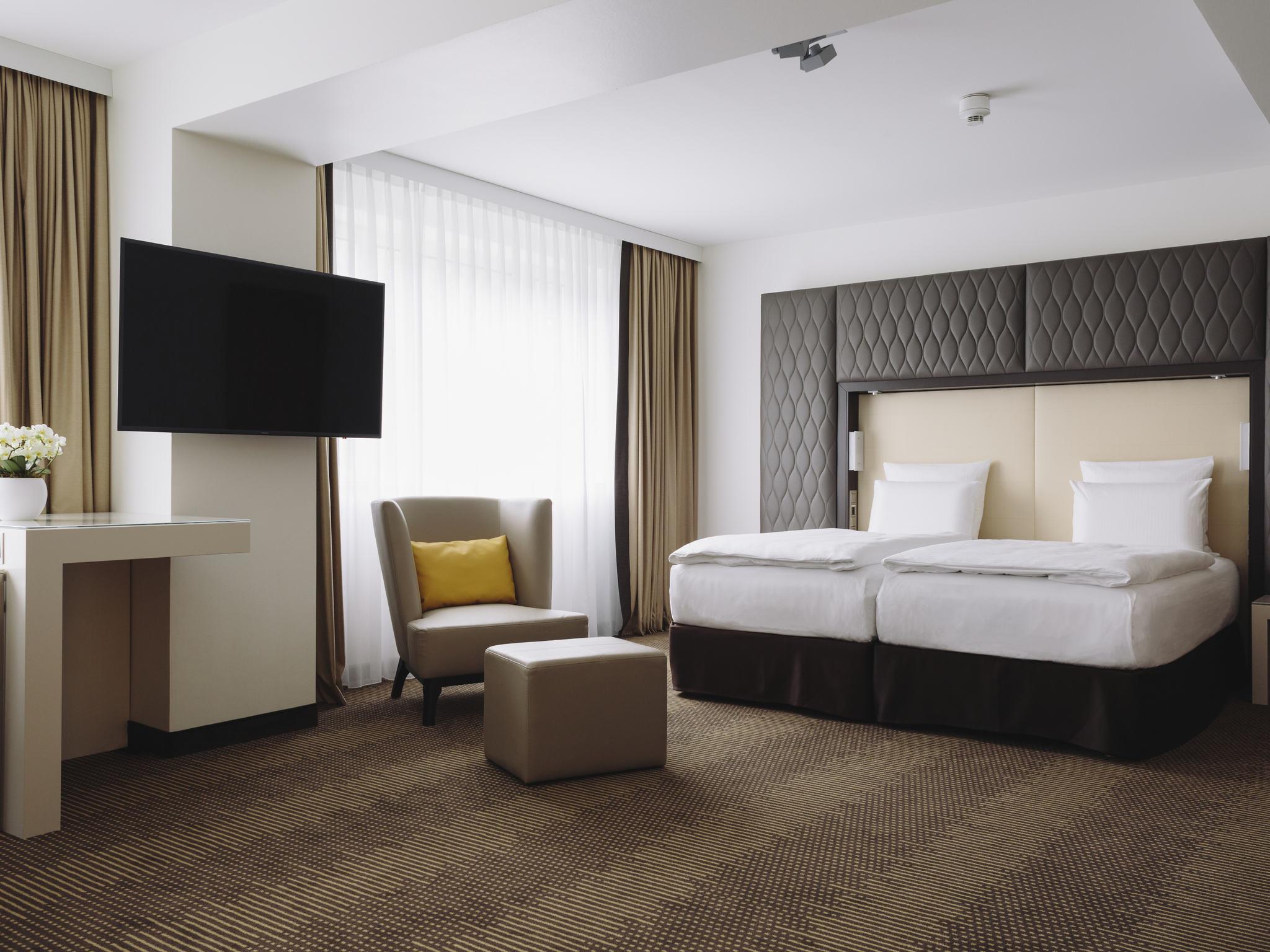 Pullman Berlin Schweizerhof Room Type - Junior Suite (1 King Bed or 2 Single Beds) Pullman Berlin Schweizerhof Room Type - Junior Suite (1 King Bed or 2 Single Beds)