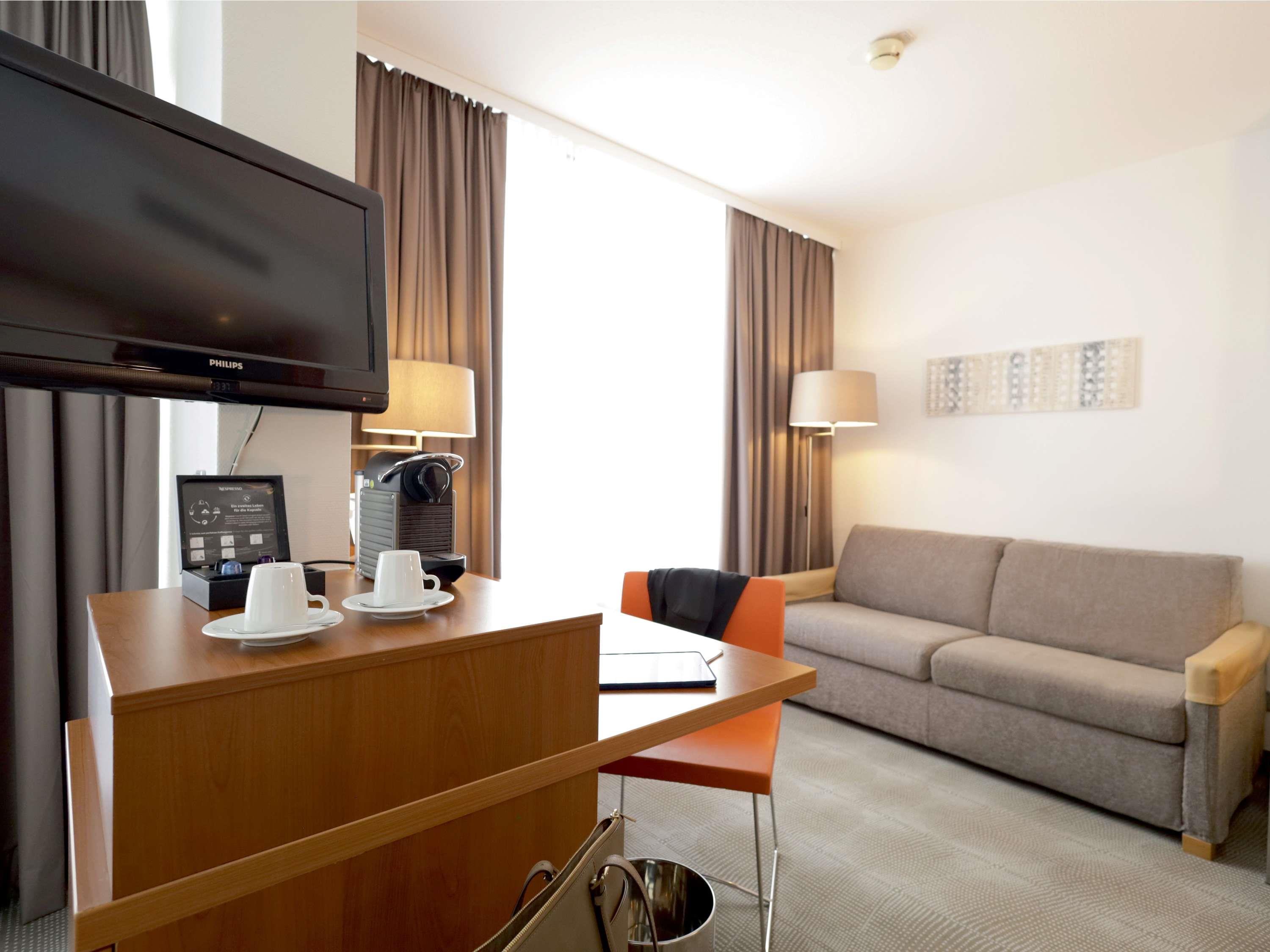 NOVOTEL ERLANGEN Room Type - Executive Room with 1 queen-size bed and sofa NOVOTEL ERLANGEN Room Type - Executive Room with 1 queen-size bed and sofa