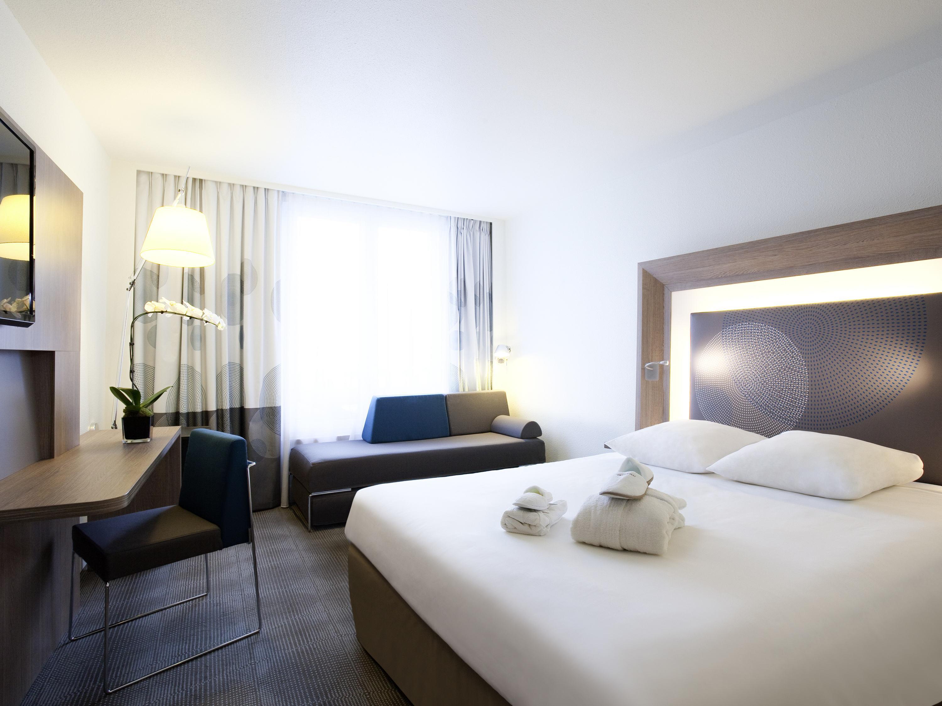 Novotel Hannover Room Type - Executive room with a queen size bed