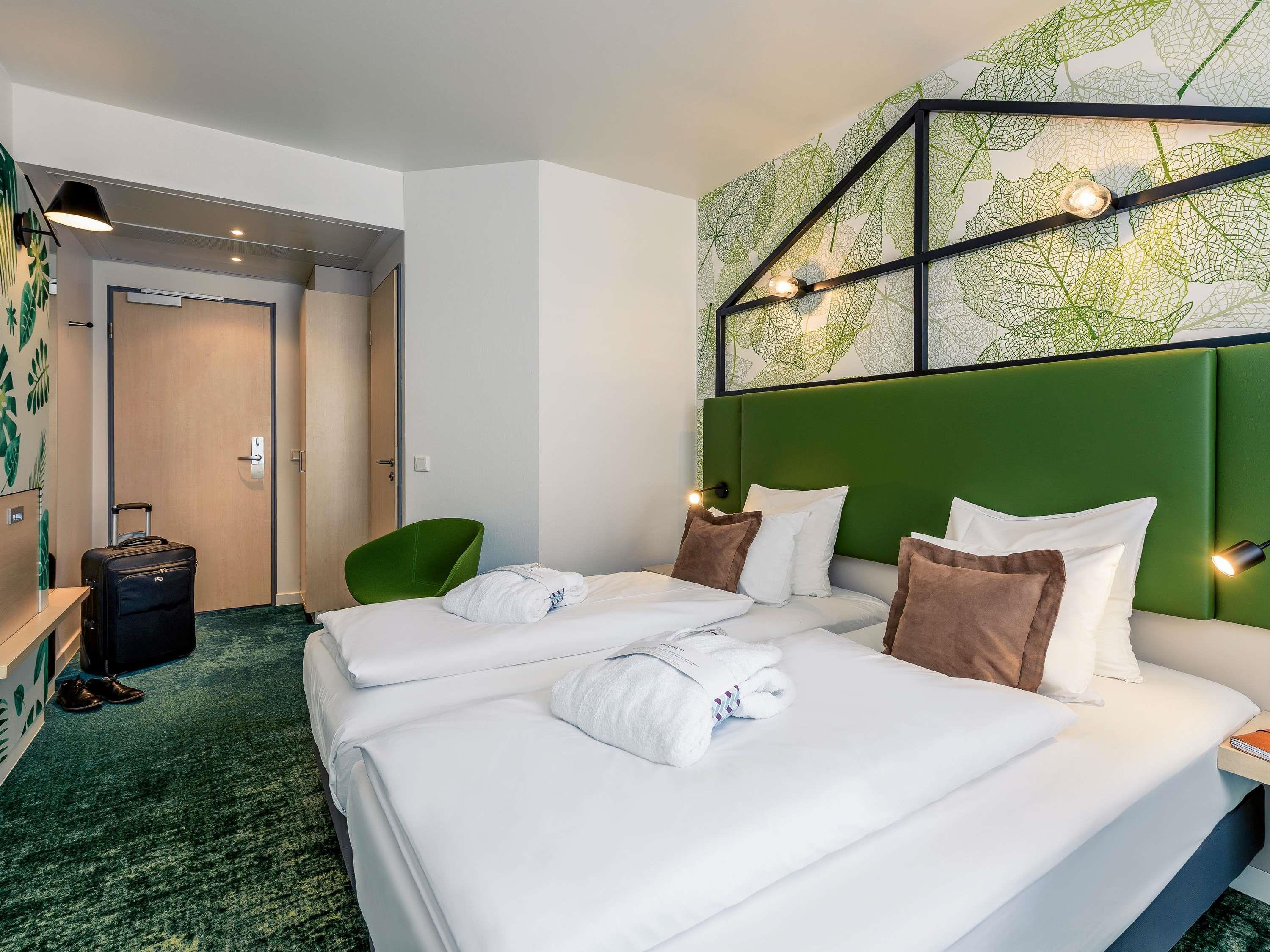 Mercure Hotel Hannover Mitte Room Type - Privilege Room with twin beds and armchair