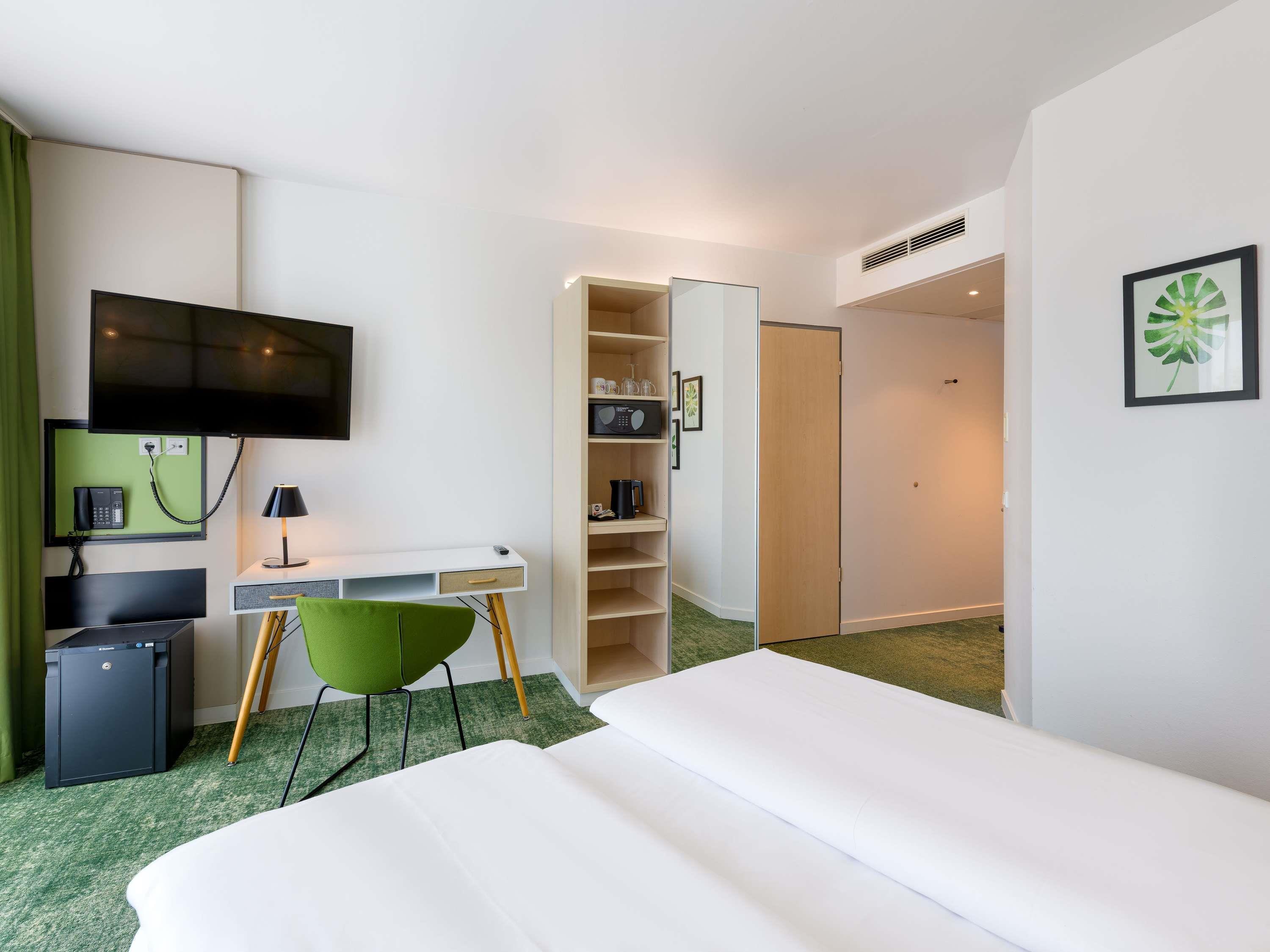 Mercure Hotel Hannover Mitte Room Type - 1 queen + 1 single bed - Standard Room Mercure Hotel Hannover Mitte Room Type - 1 queen + 1 single bed - Standard Room