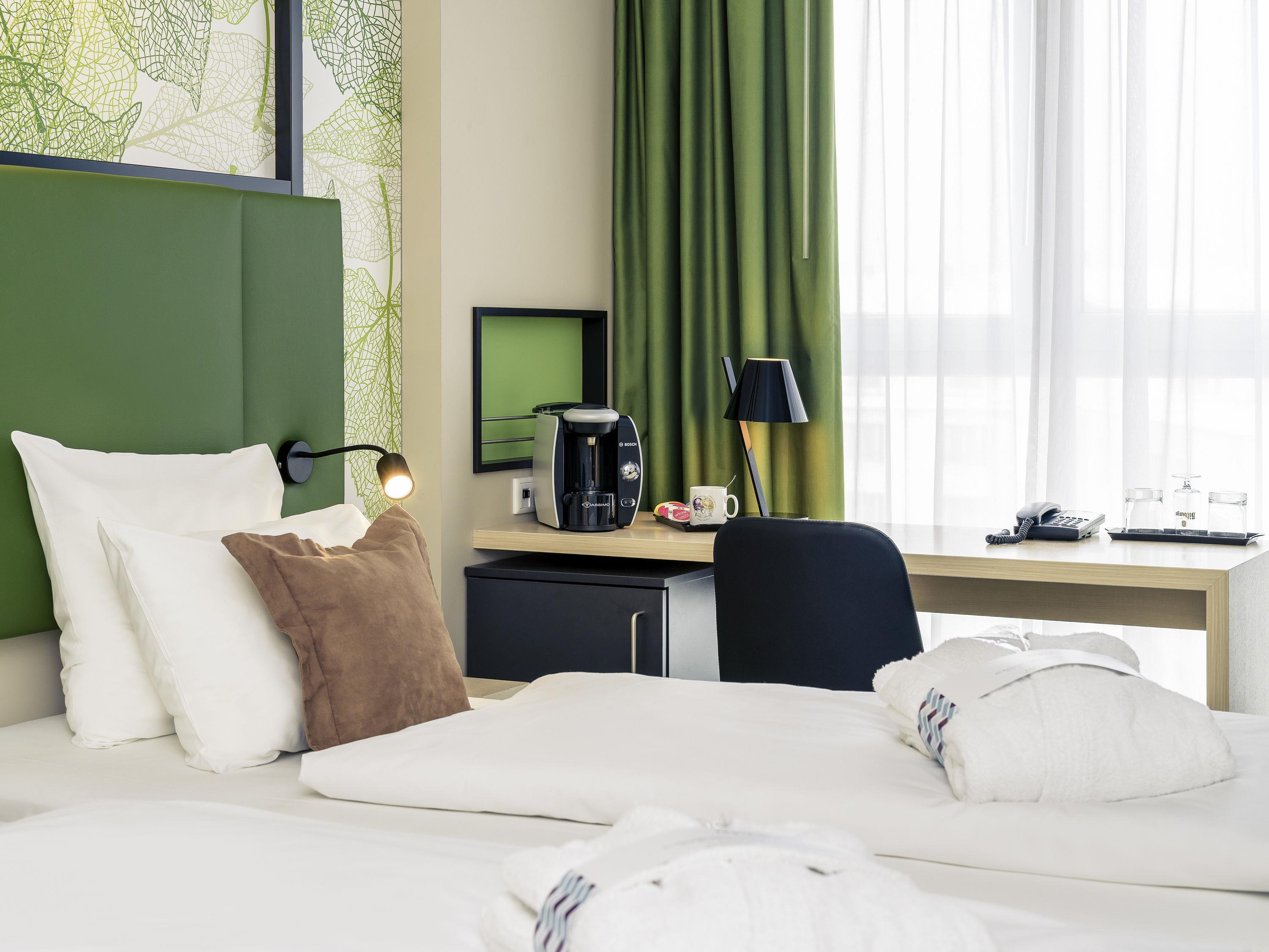 Mercure Hotel Hannover Mitte Room Type - Privilege Room with queen-size bed and armchair