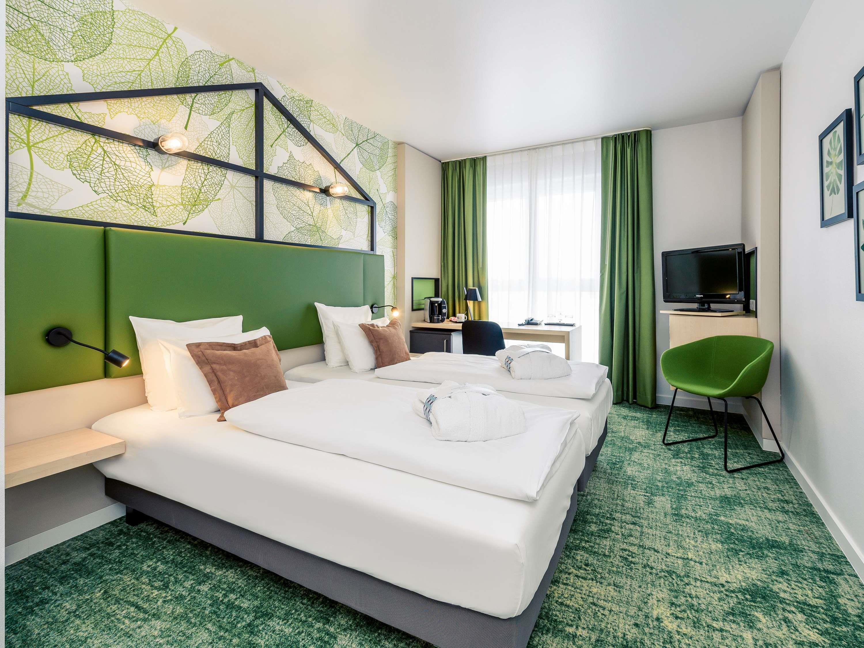 Mercure Hotel Hannover Mitte Room Type - Privilege Room with twin beds and armchair