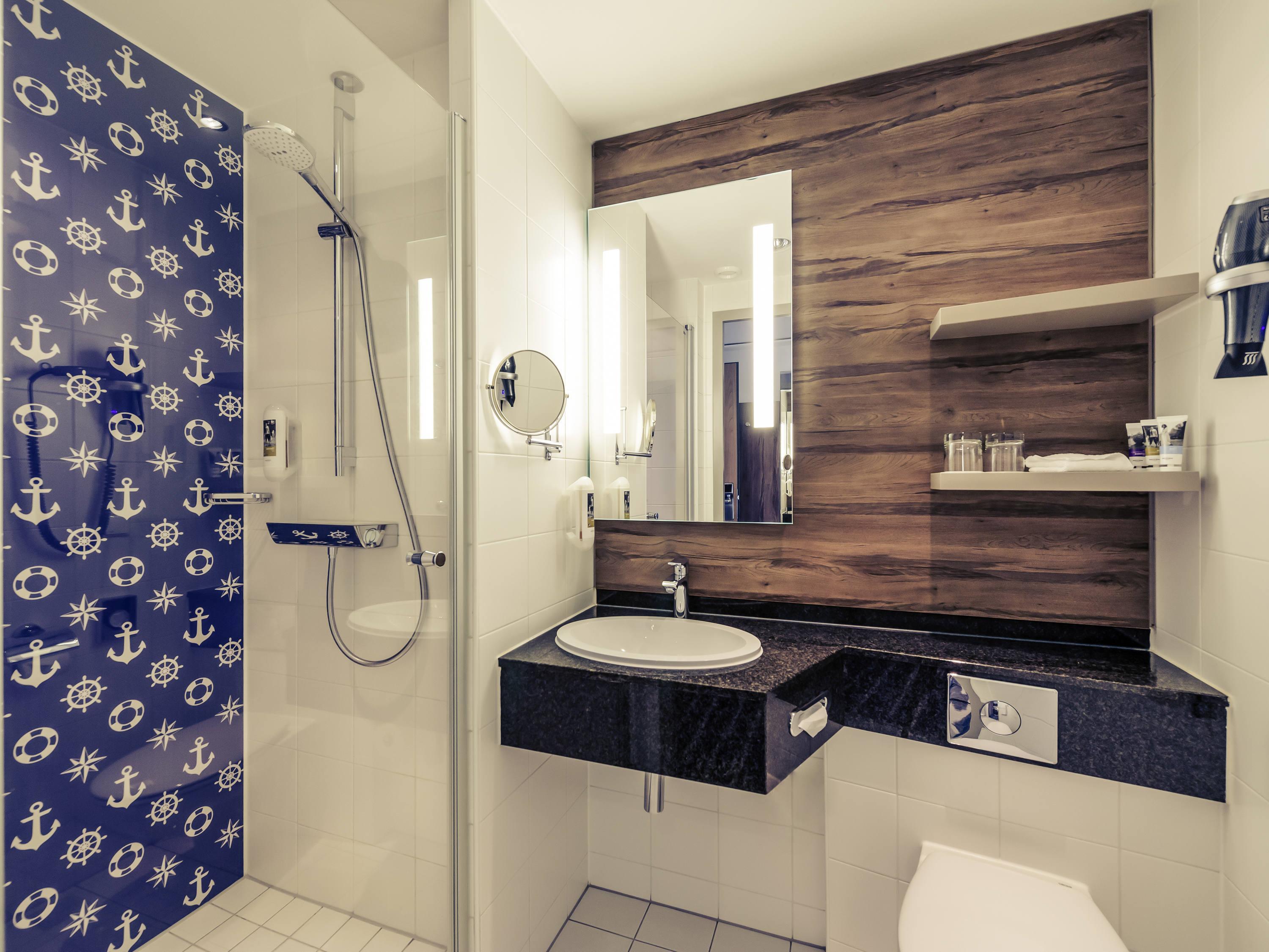 Mercure Hotel Hamburg Mitte Room Type - Privileged room with king-size bed, courtyard setting