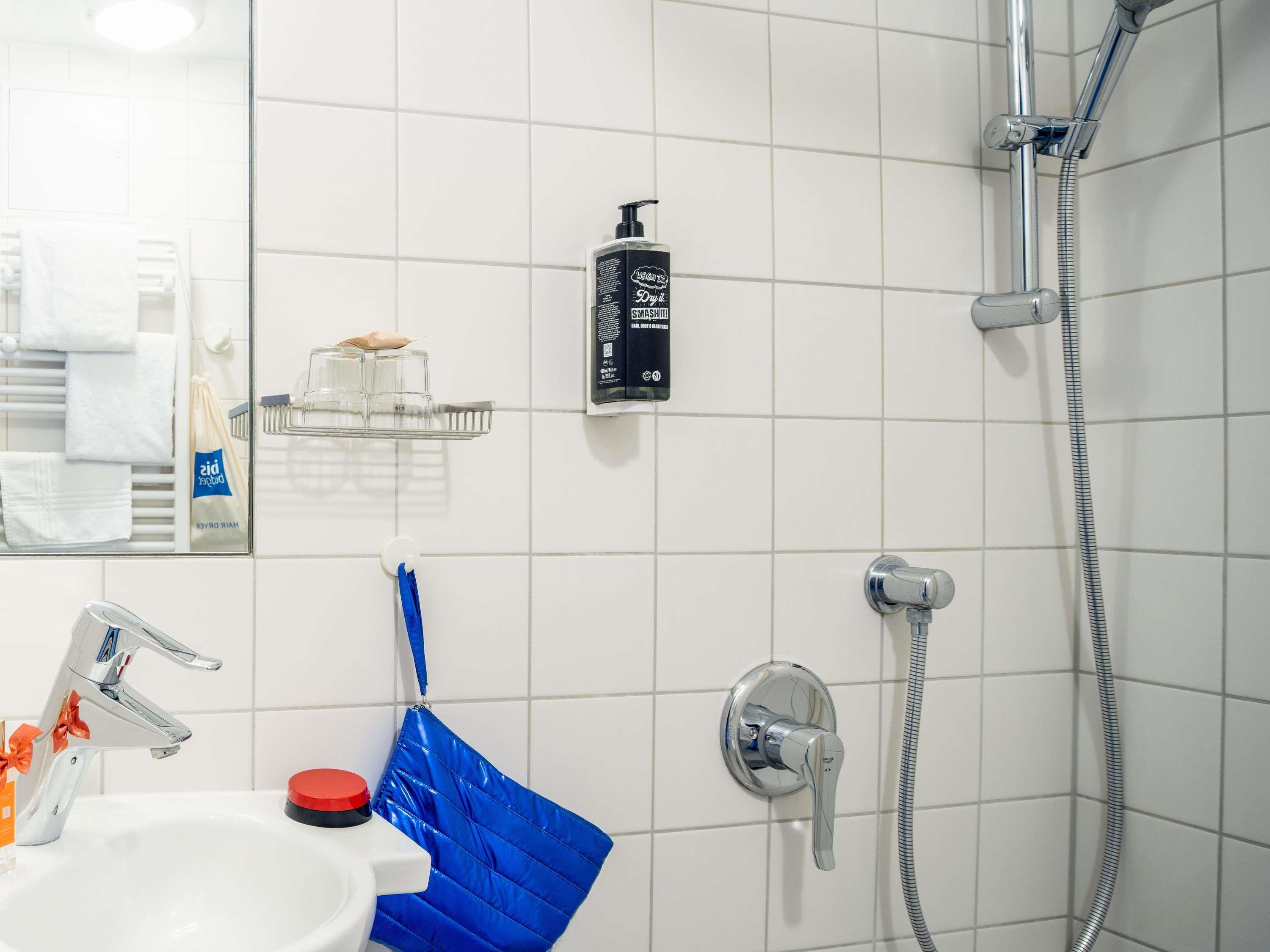 Ibis Budget Berlin Alexanderplatz Room Type - Twin Room for guests with reduced mobility, with two 35-inch beds and increased accessibility Ibis Budget Berlin Alexanderplatz Room Type - Twin Room for guests with reduced mobility, with two 35-inch beds and increased accessibility