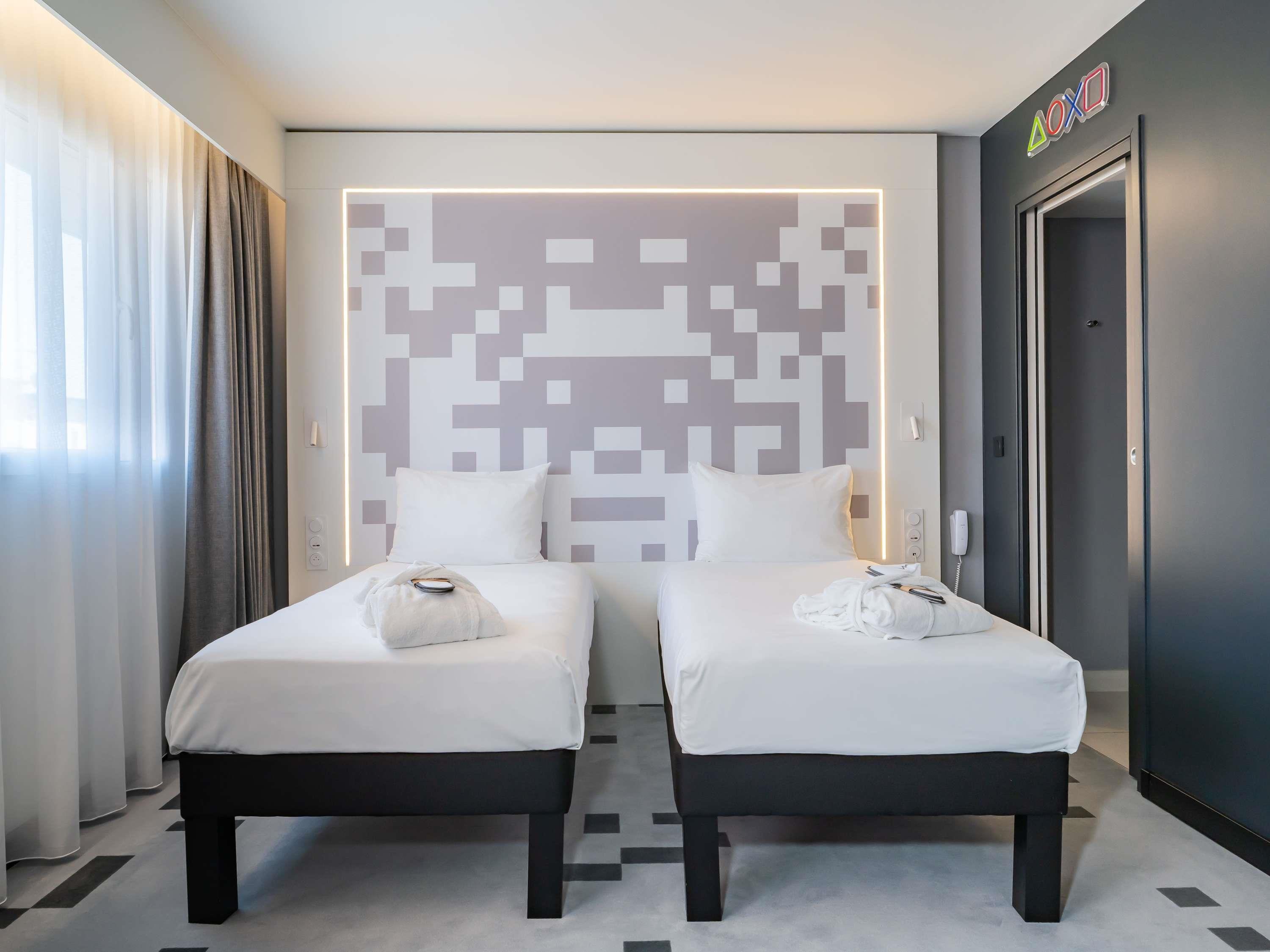 Mercure B Room Type - Standard room with 2 single beds and a sofa